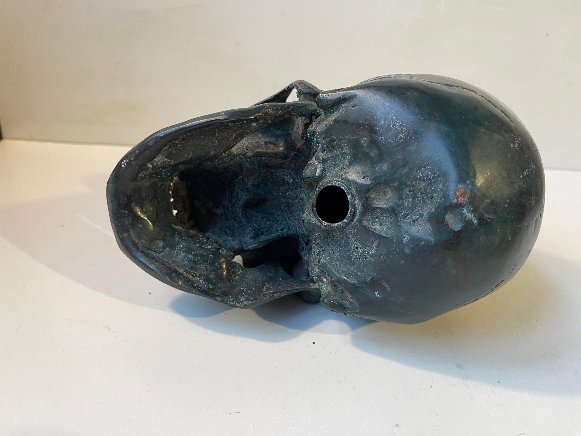 Milieu du XXe siècle Moulage en bronze vintage d'un crâne humain 1:1, années 1950 en vente