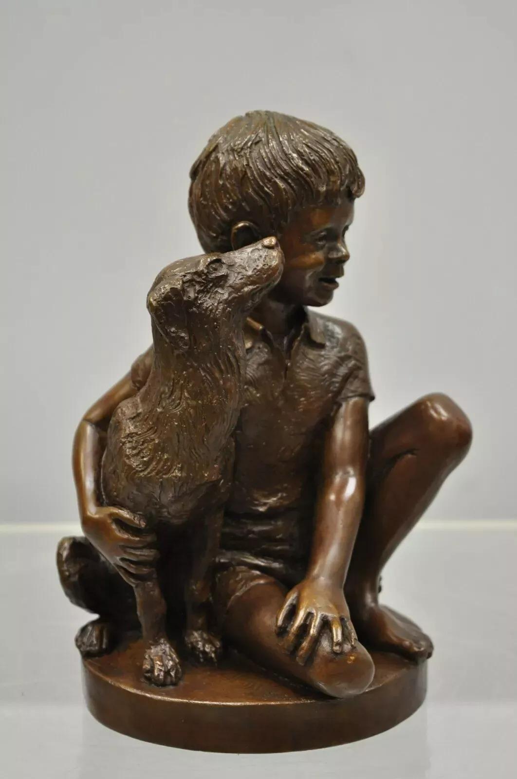 Escultura de bronce vintage de Charles Parks de la Casa de la Moneda de Franklin de niño con perro. Artículo fabricado en bronce por Charles Parks en producción limitada por la Fábrica de la Moneda Franklin Mint, Etiqueta original. Finales del siglo