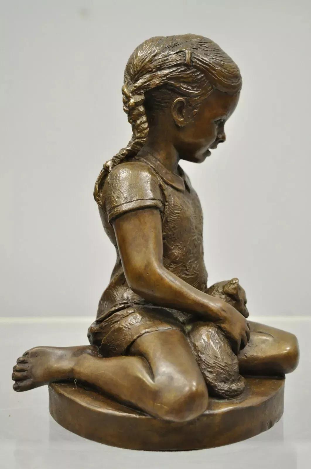 Scultura in bronzo vintage di Charles Parks The Franklin MInt Ragazza con gattino. L'articolo presenta una scultura in bronzo pesante di Charles Parskin, produzione limitata dalla Franklin Mint, etichetta originale. Circa alla fine del XX secolo.