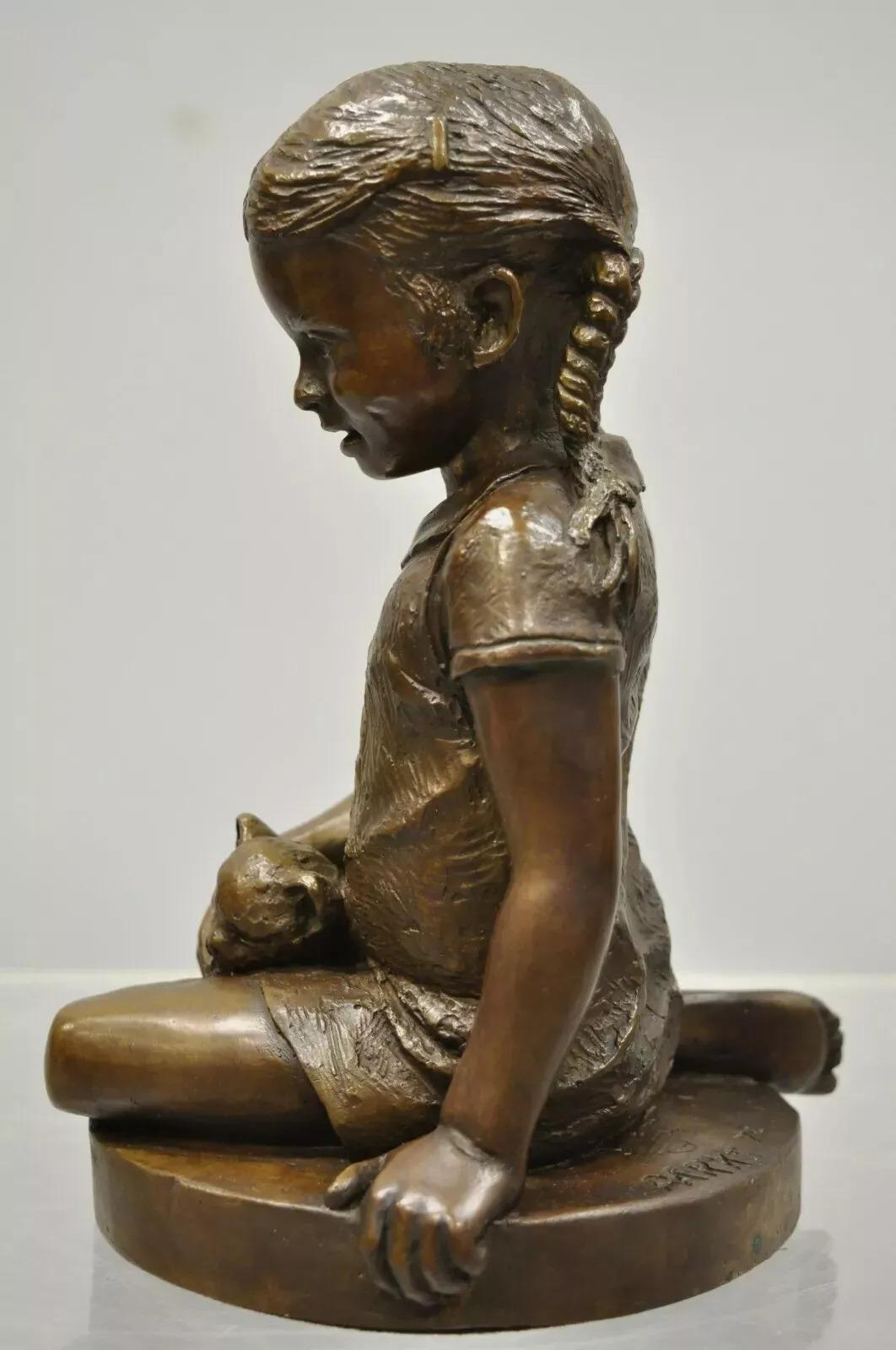 XX secolo Scultura in bronzo vintage di Charles Parks The Franklin MInt Ragazza con gattino in vendita