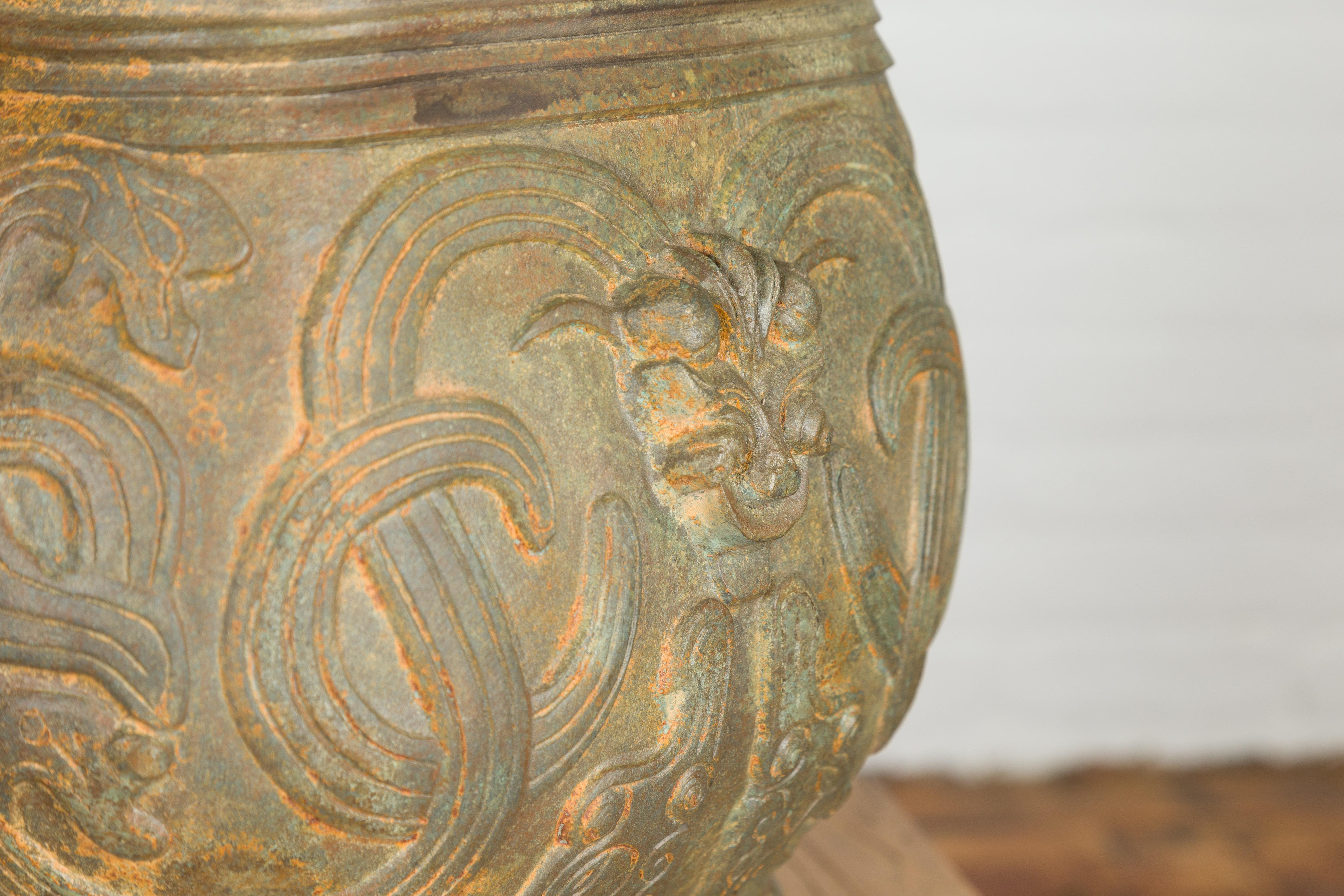 Lámpara de sobremesa inspirada en la vasija Hu vintage de bronce con criaturas míticas en venta 6