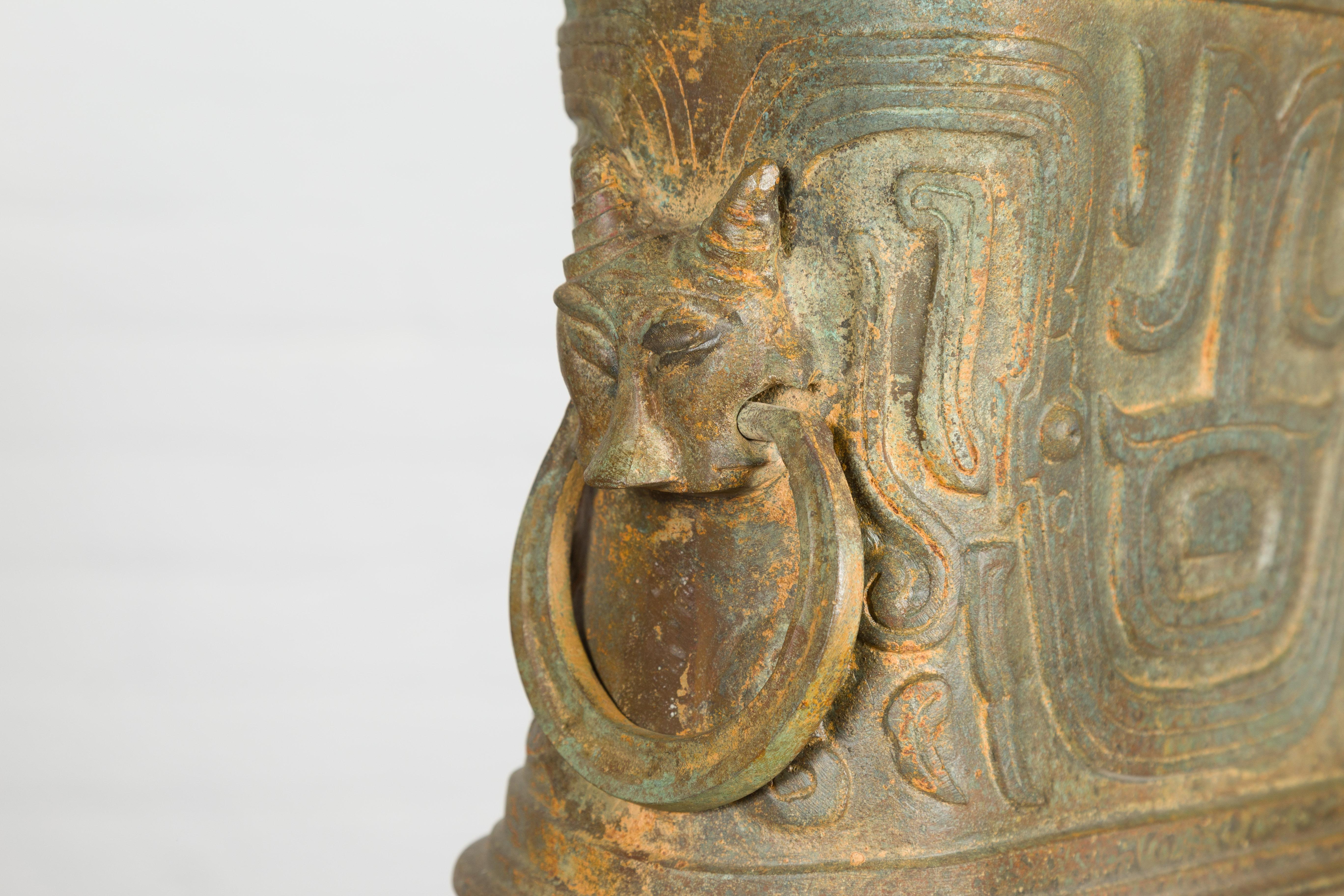 Lámpara de sobremesa inspirada en la vasija Hu vintage de bronce con criaturas míticas en venta 14