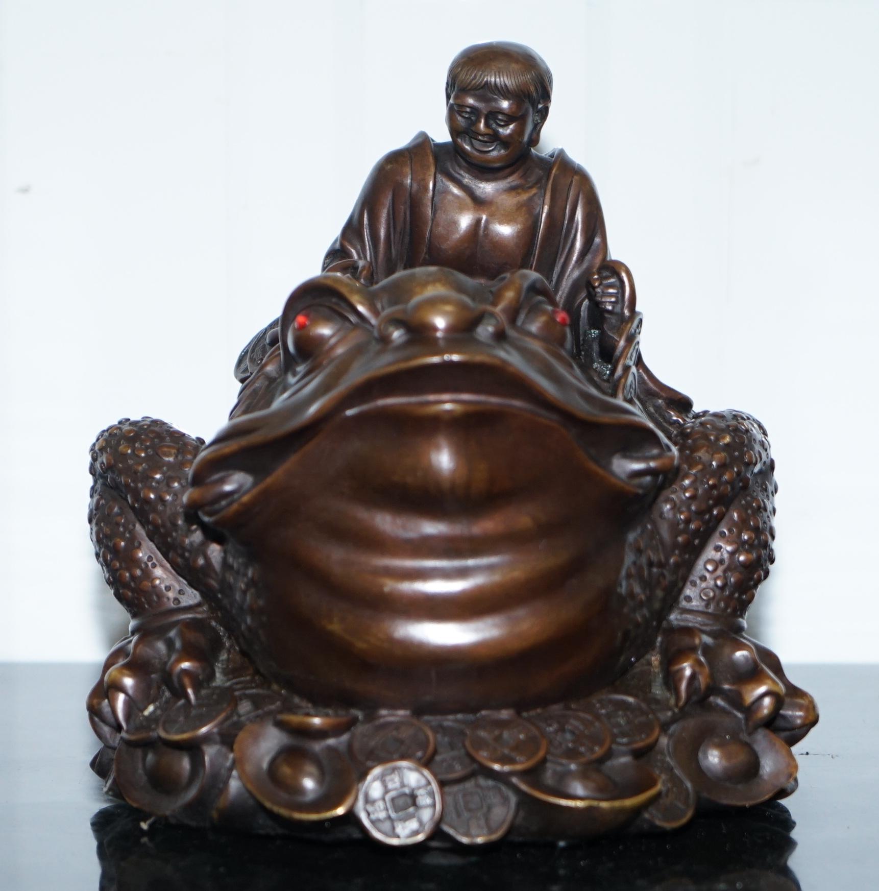 We are delighted to offer for sale this lovely vintage bronze Chinese Jin Chan wealth beckoning toad 

Jin Chan 

A three-legged money toad 

The Jin Chan (Chinese: ??; pinyin: jin chán; literally: 