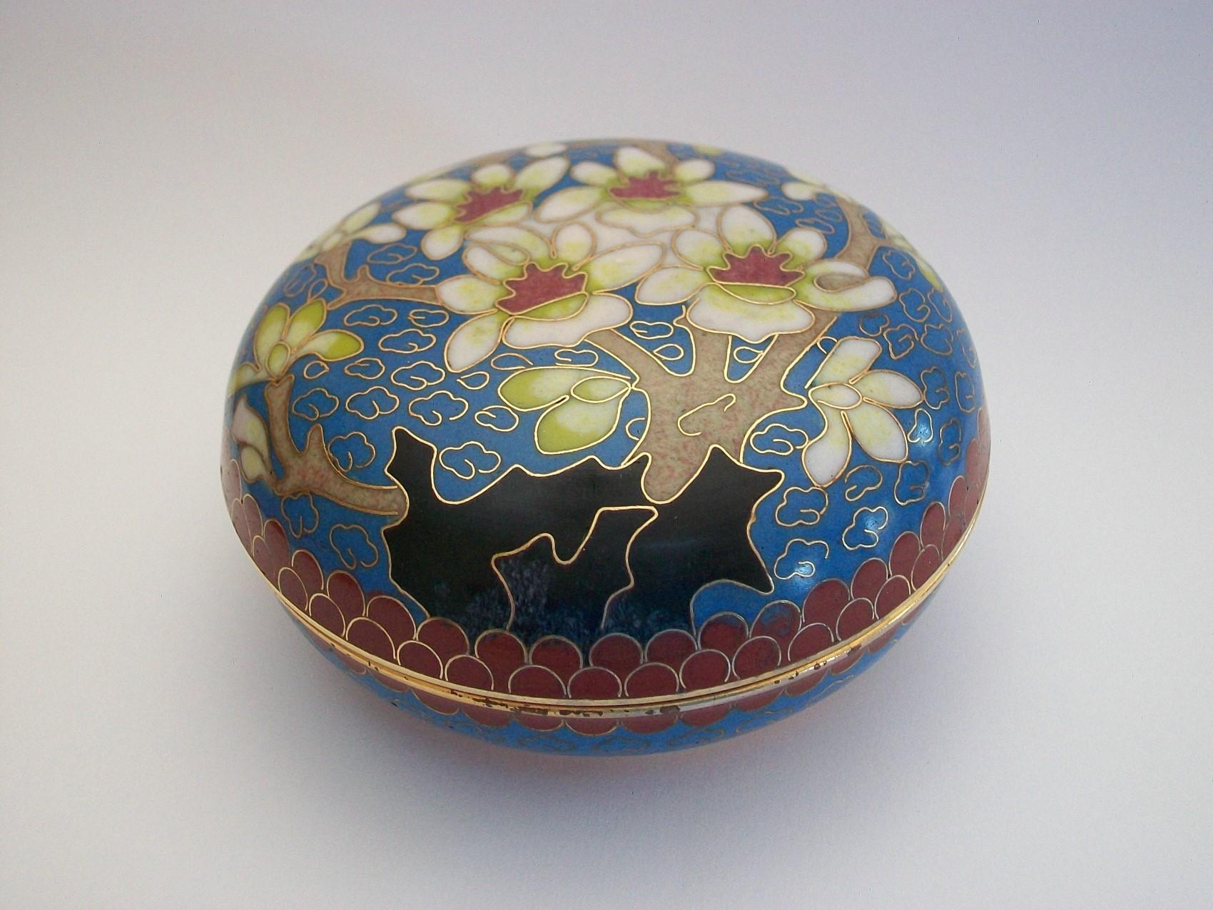 Vintage bronze cloisonne lacquer powder box featuring Prunus blossoms - removeable lid - unsigned - China - mid 20th century.

Excellent vintage condition - no loss - no damage - no restoration - wear to the gilt bronze and surface scratches from