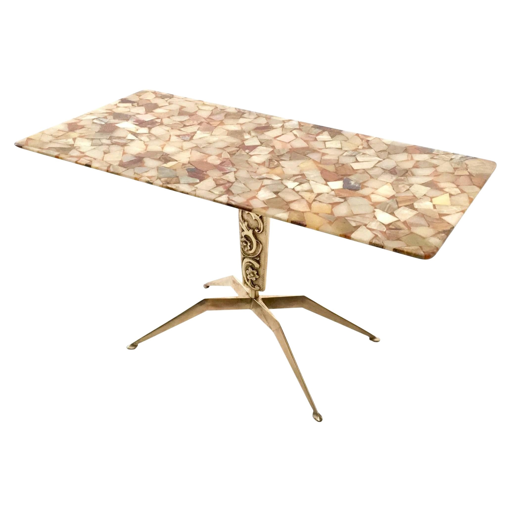 Made in Italy, anni '50.
Presenta un piedistallo in bronzo e un piano rettangolare con diverse varietà di marmo.
Questo tavolino è un pezzo vintage, quindi potrebbe presentare lievi tracce d'uso, ma può essere considerato in ottime condizioni