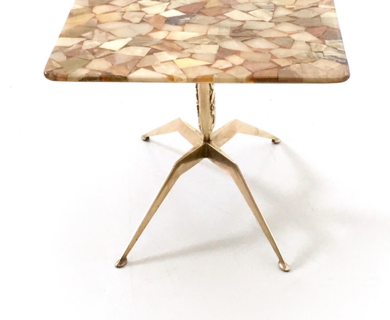 Metà XX secolo Tavolino da caffè vintage in bronzo con piano con diversi tipi di marmi, Italia in vendita