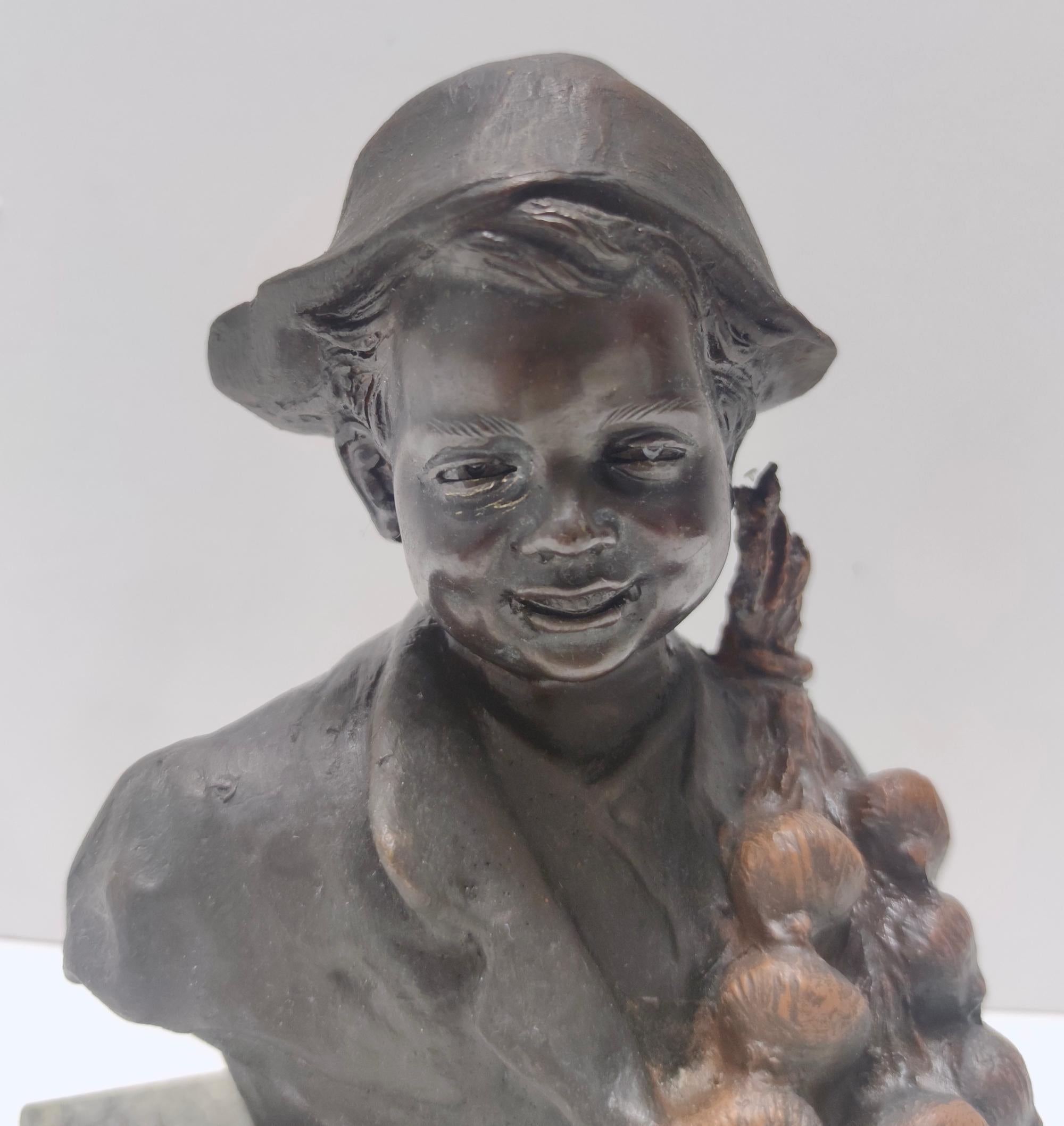 italien Objet décoratif en bronze vintage représentant un enfant vendant des oignons par De Martino, Italie en vente