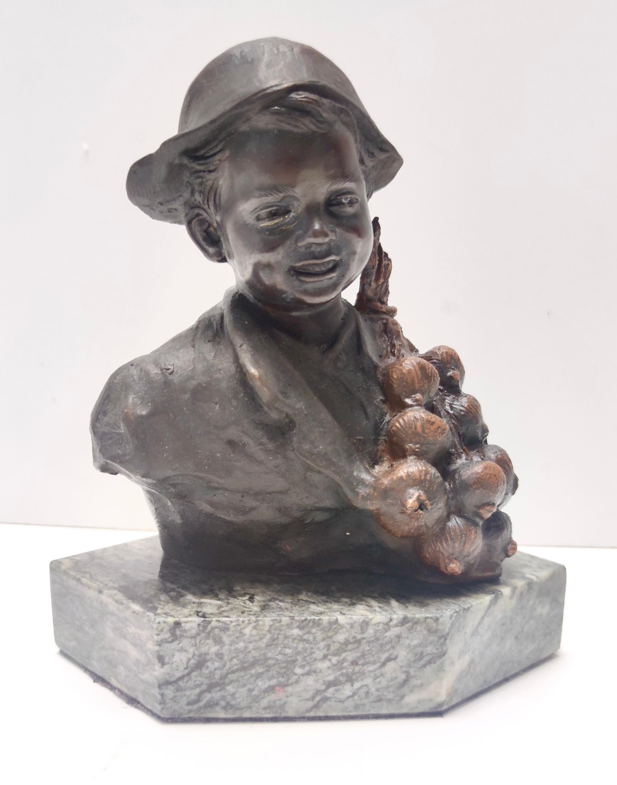 Vintage Bronze Decorative Item of a Child Selling Onions by De Martino, Italy In Excellent Condition For Sale In Bresso, Lombardy