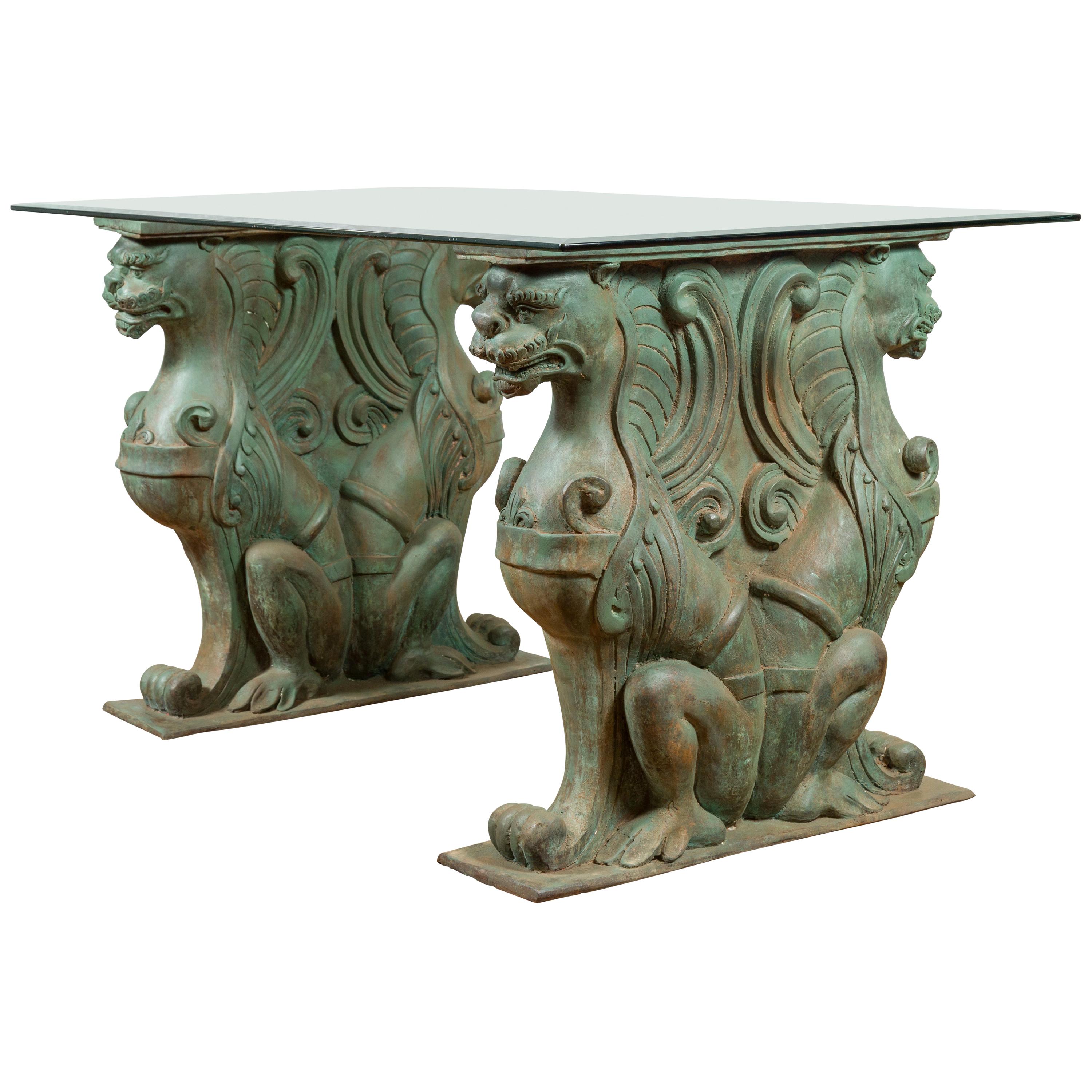 Base de table vintage en bronze à deux figures mythiques avec patine vert-de-gris