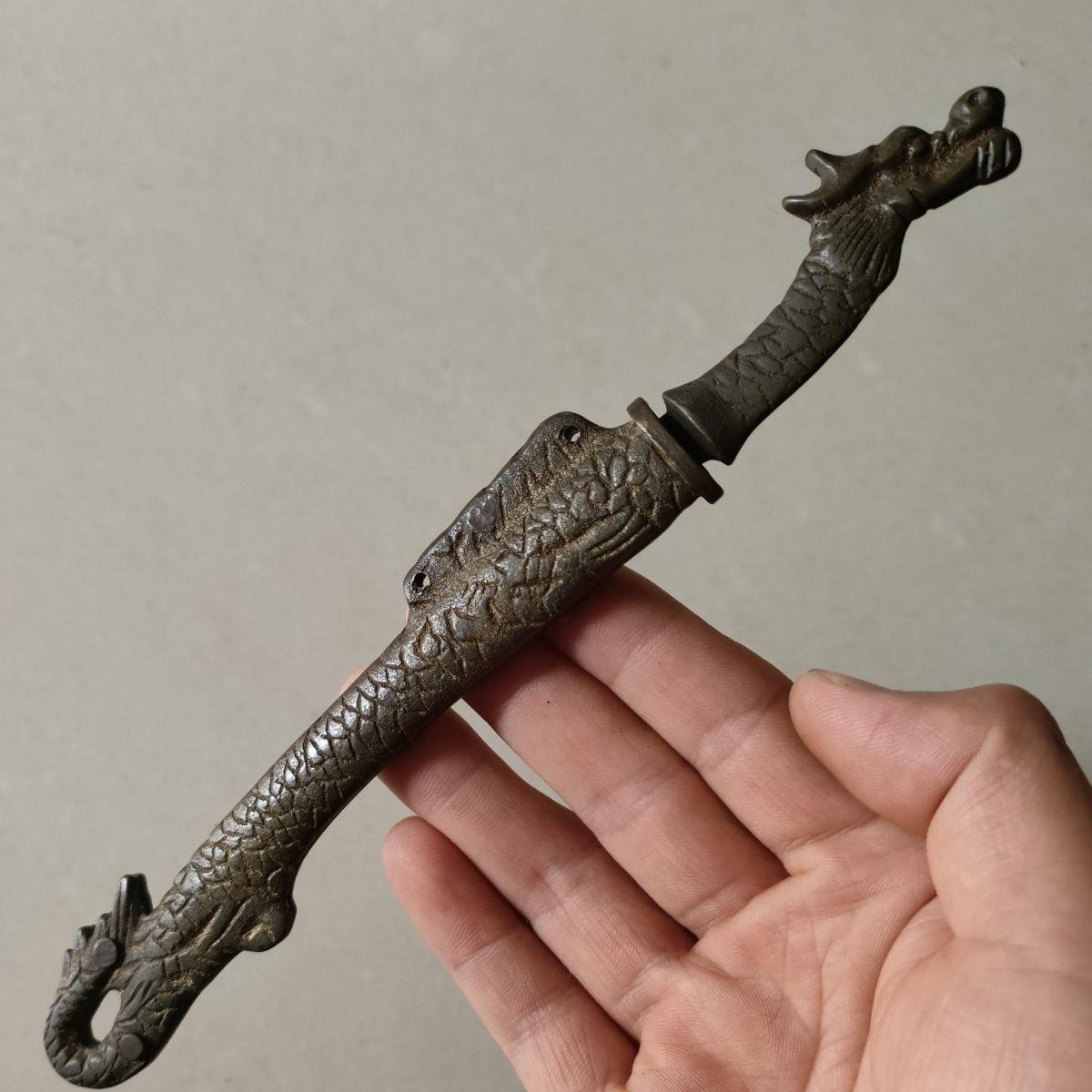 Vintage Bronze Dragon Sword with Cover – A Rare Collector’s Treasure

Unveil the power and elegance of this Vintage Bronze Dragon Sword with Cover, a stunning piece that merges artistry and strength. Featuring a beautifully crafted bronze blade
