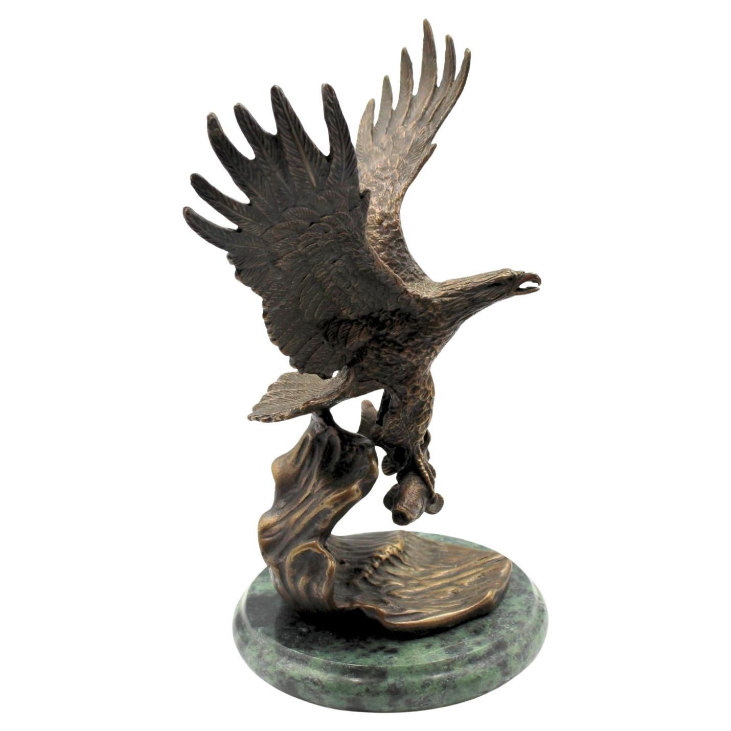Si tratta di un'aquila in bronzo su una base di marmo, opera di Edward Chope, risalente alla fine del XX secolo. La scultura in bronzo raffigura una maestosa aquila calva con le ali completamente aperte, che si libra su un'onda in cresta e cattura