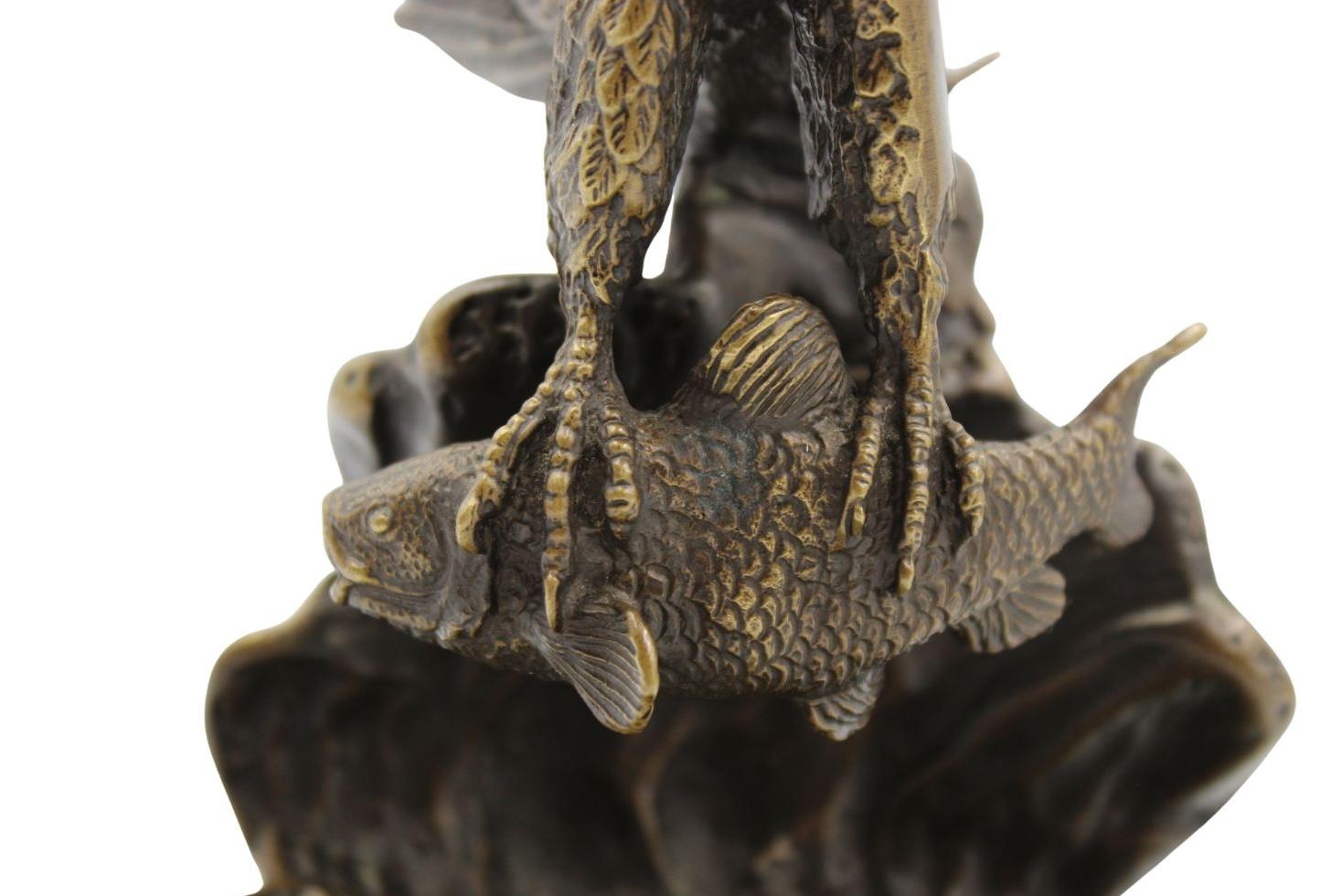 Bronzo Scultura d'epoca in bronzo con aquila e pesce, da Edward Chope, fine XX secolo in vendita