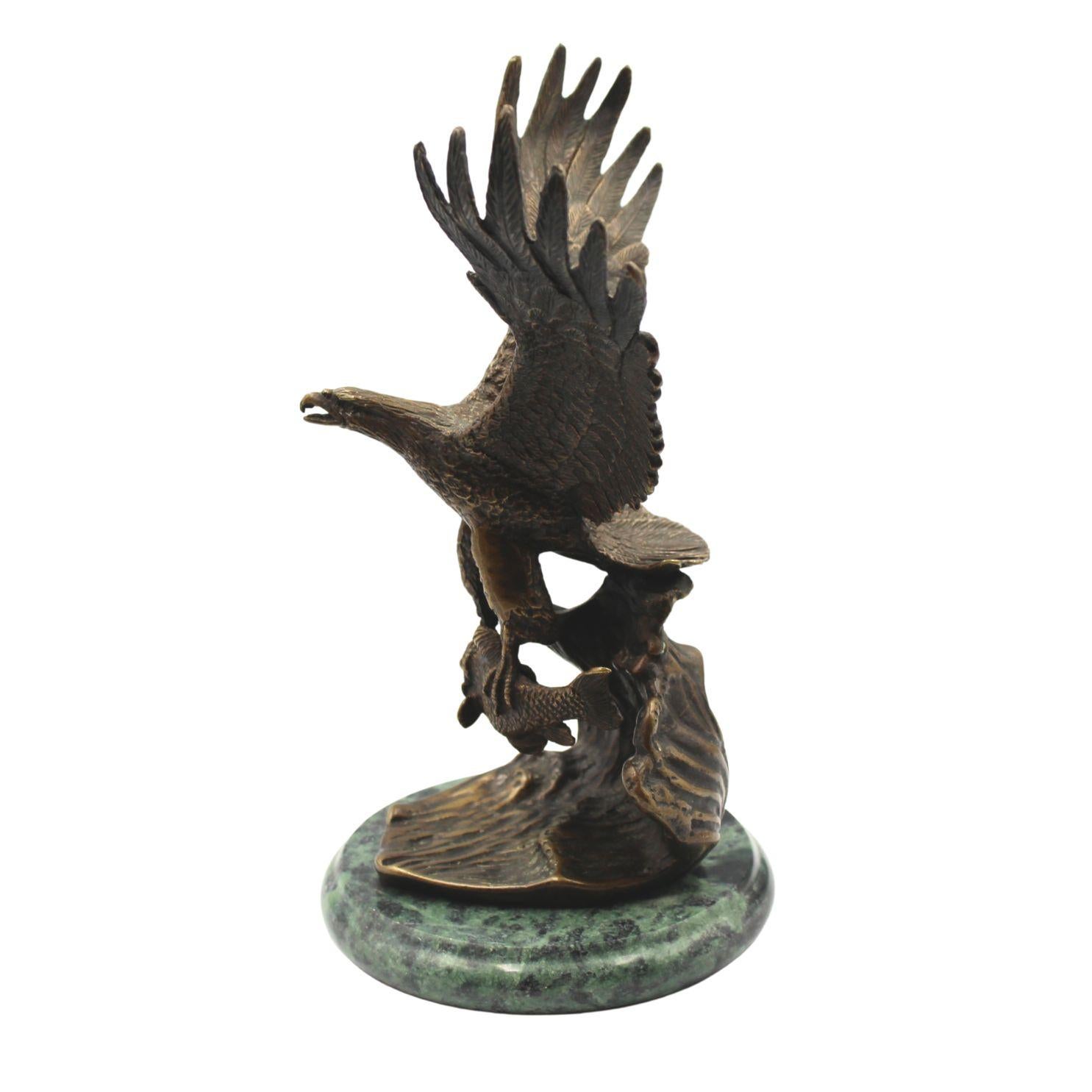 Scultura d'epoca in bronzo con aquila e pesce, da Edward Chope, fine XX secolo in vendita 3