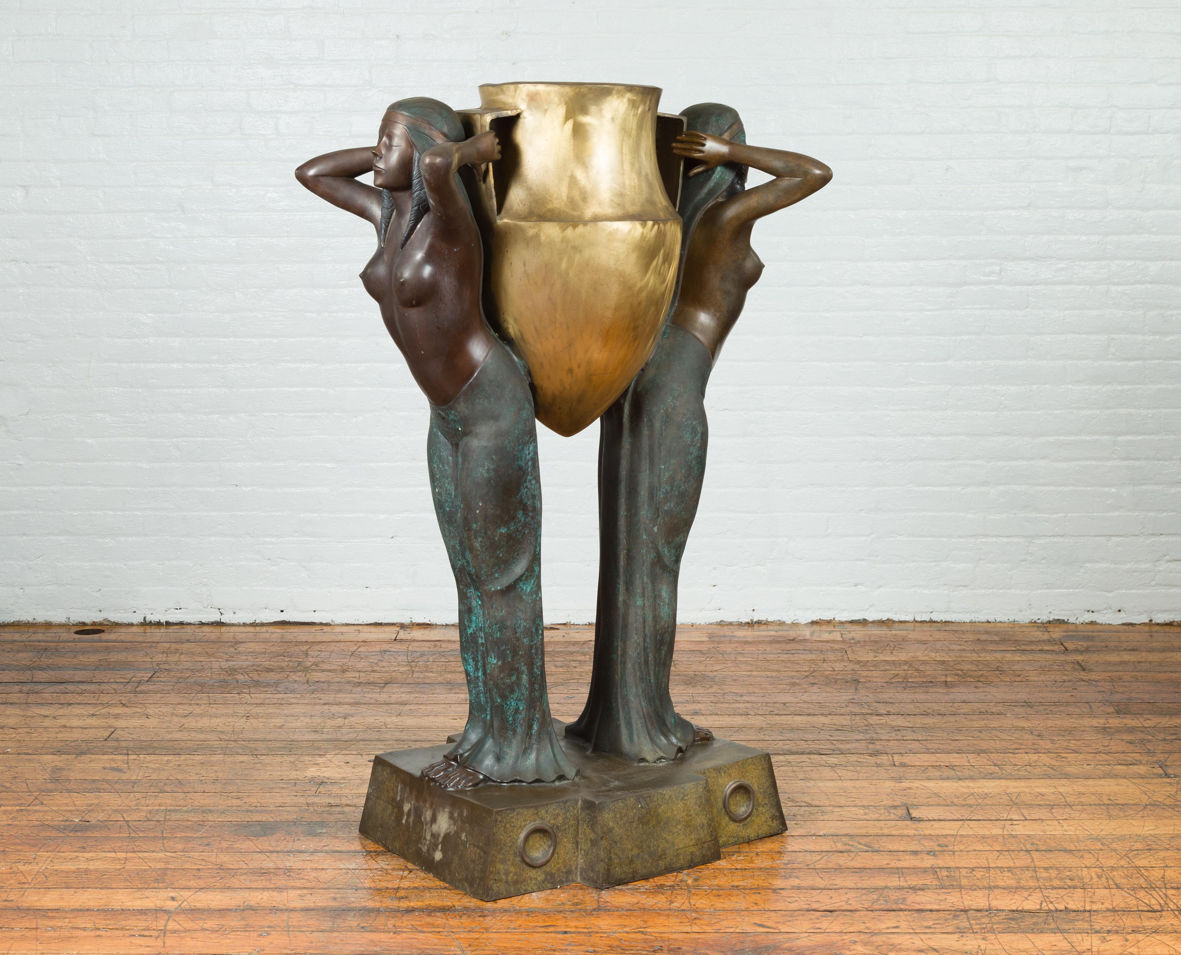 Vieille jardinière en bronze de style égyptien représentant deux jeunes filles emportant une grande urne en vente 4