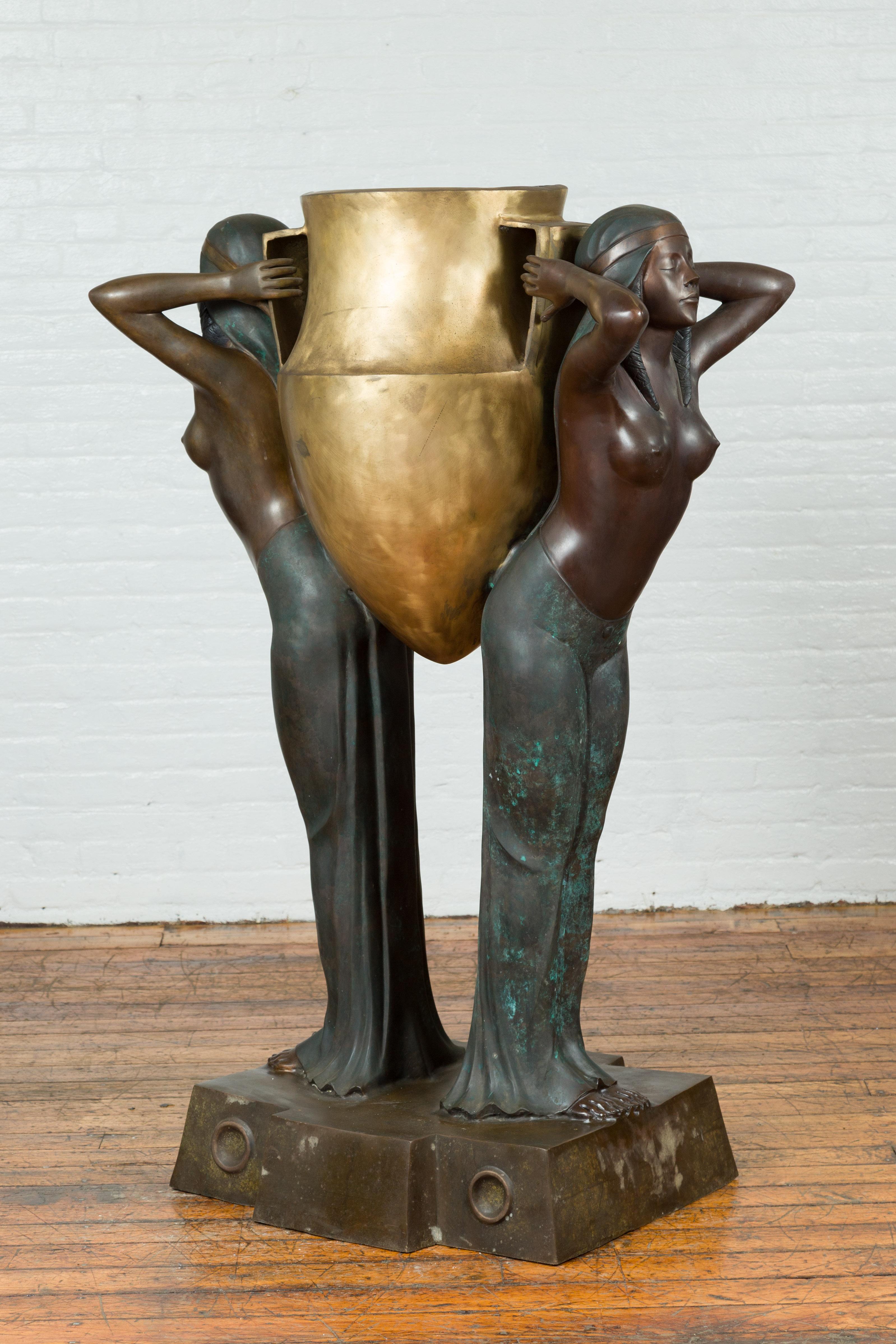 Vieille jardinière en bronze de style égyptien représentant deux jeunes filles emportant une grande urne en vente 8