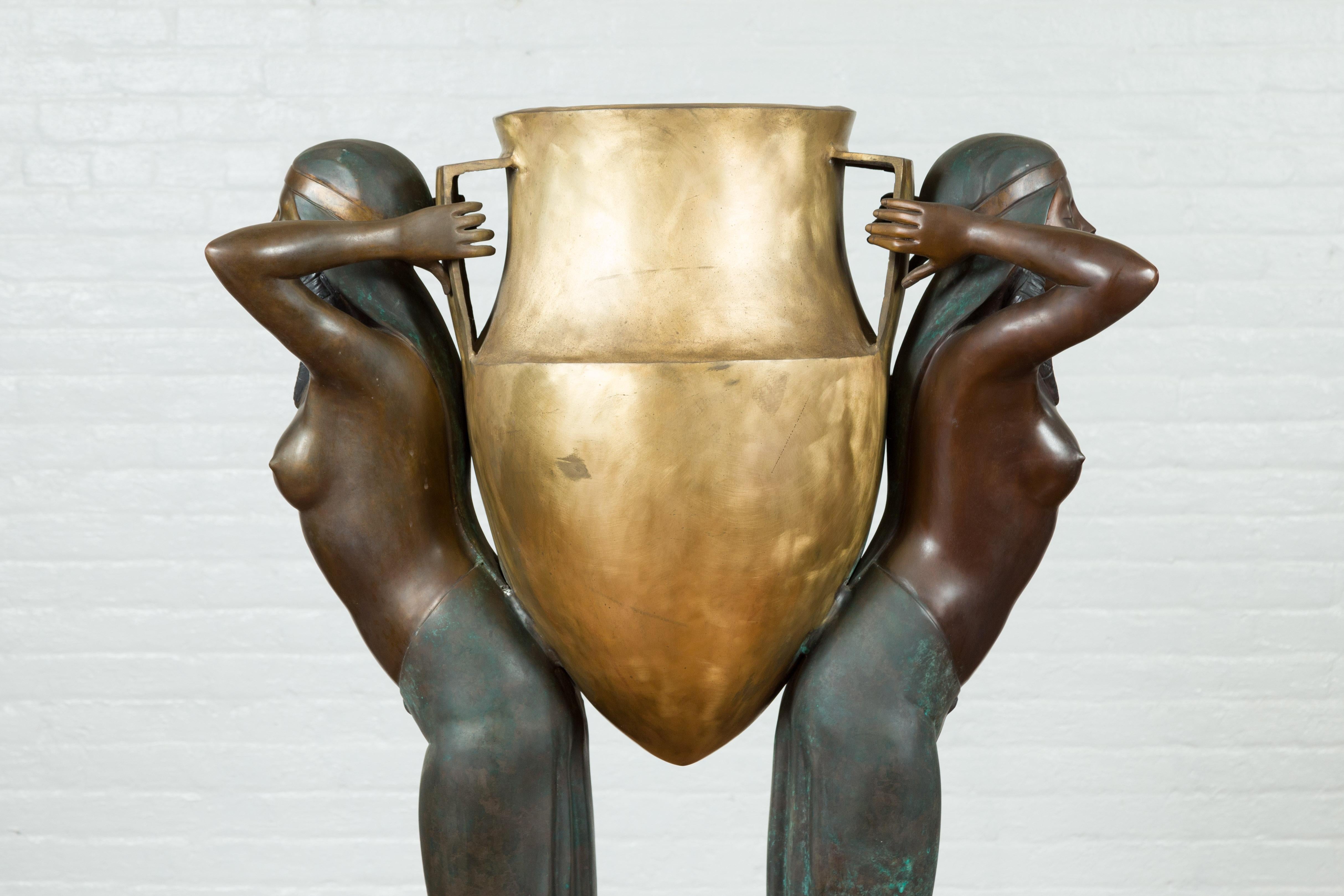 Vieille jardinière en bronze de style égyptien représentant deux jeunes filles emportant une grande urne en vente 9