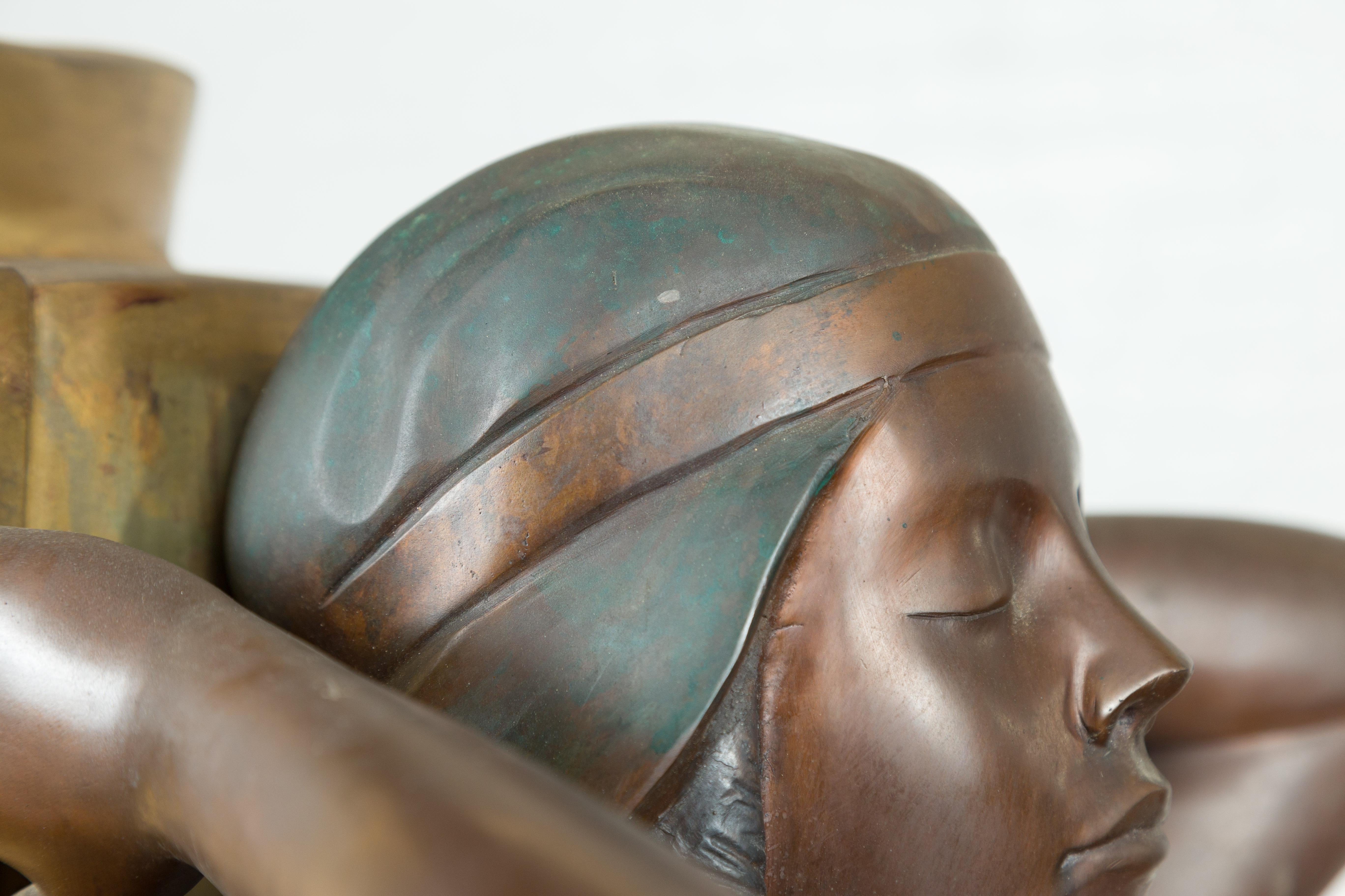 Vieille jardinière en bronze de style égyptien représentant deux jeunes filles emportant une grande urne en vente 10