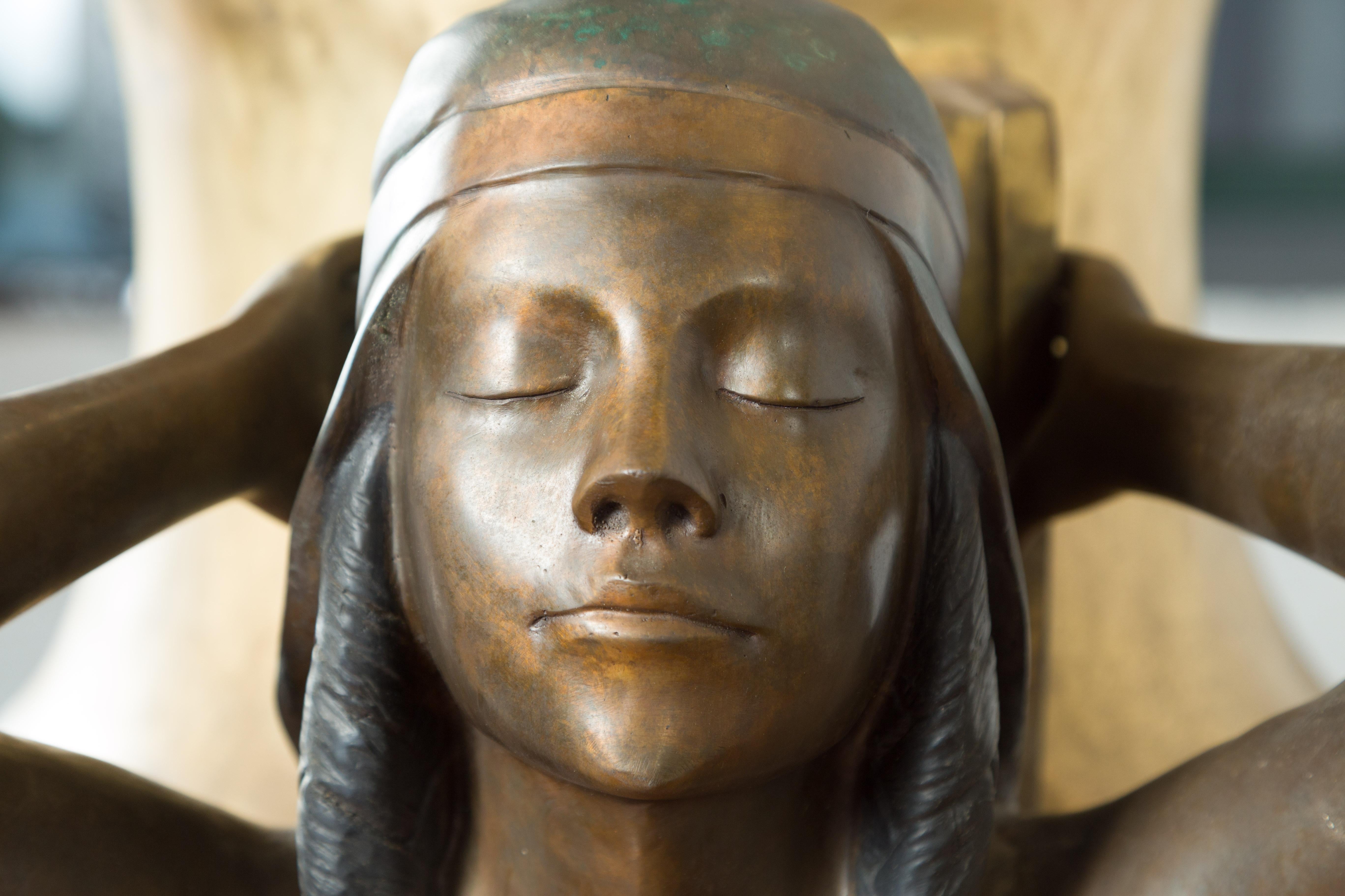 Bronze Vieille jardinière en bronze de style égyptien représentant deux jeunes filles emportant une grande urne en vente
