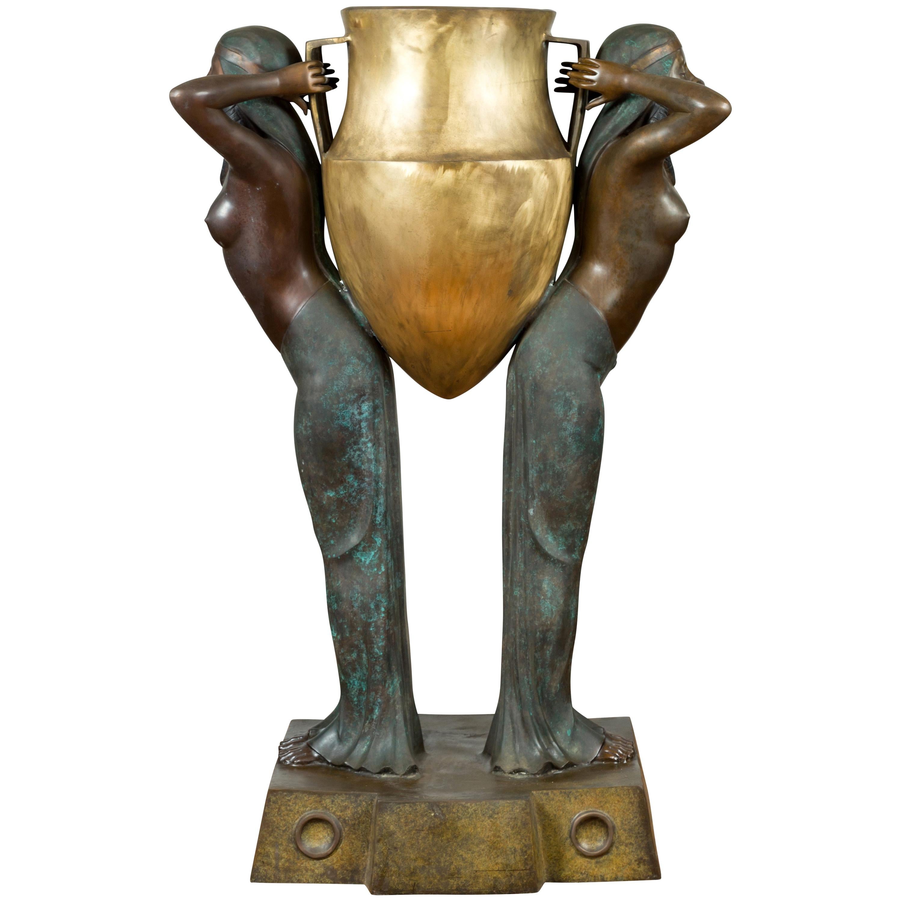 Vintage-Pflanzgefäß aus Bronze im ägyptischen Stil im ägyptischen Stil, mit zwei Jungfrauen, die eine große Urne tragen