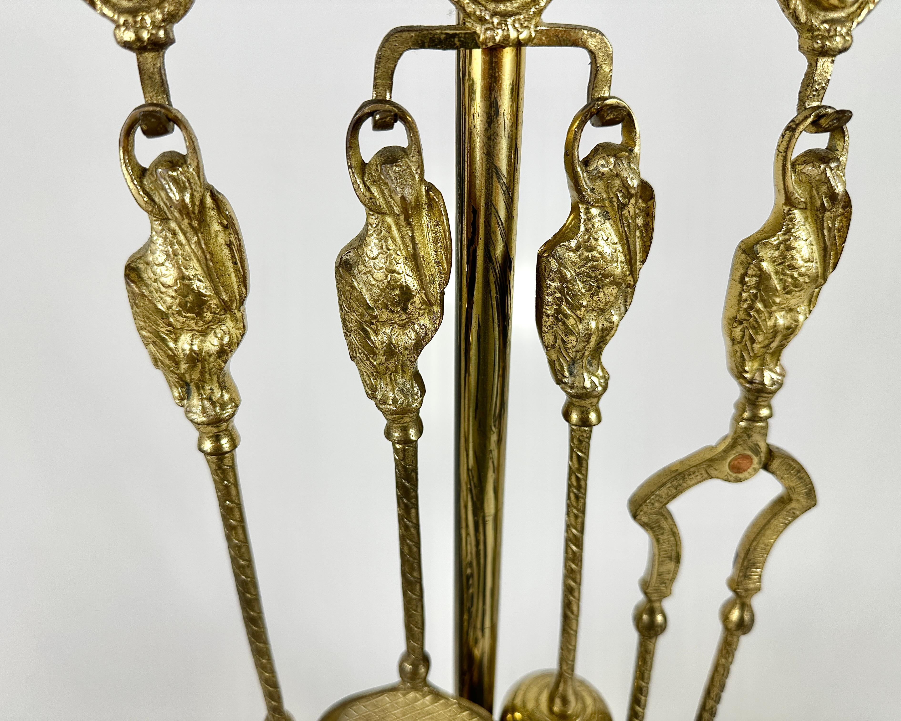 Questo raffinato set per caminetto in bronzo vintage è un'aggiunta affascinante a qualsiasi casa tradizionale o eclettica.

Questo set da quattro pezzi emana un'eleganza senza tempo. Il set comprende una spazzola, una pala, una pinza e un