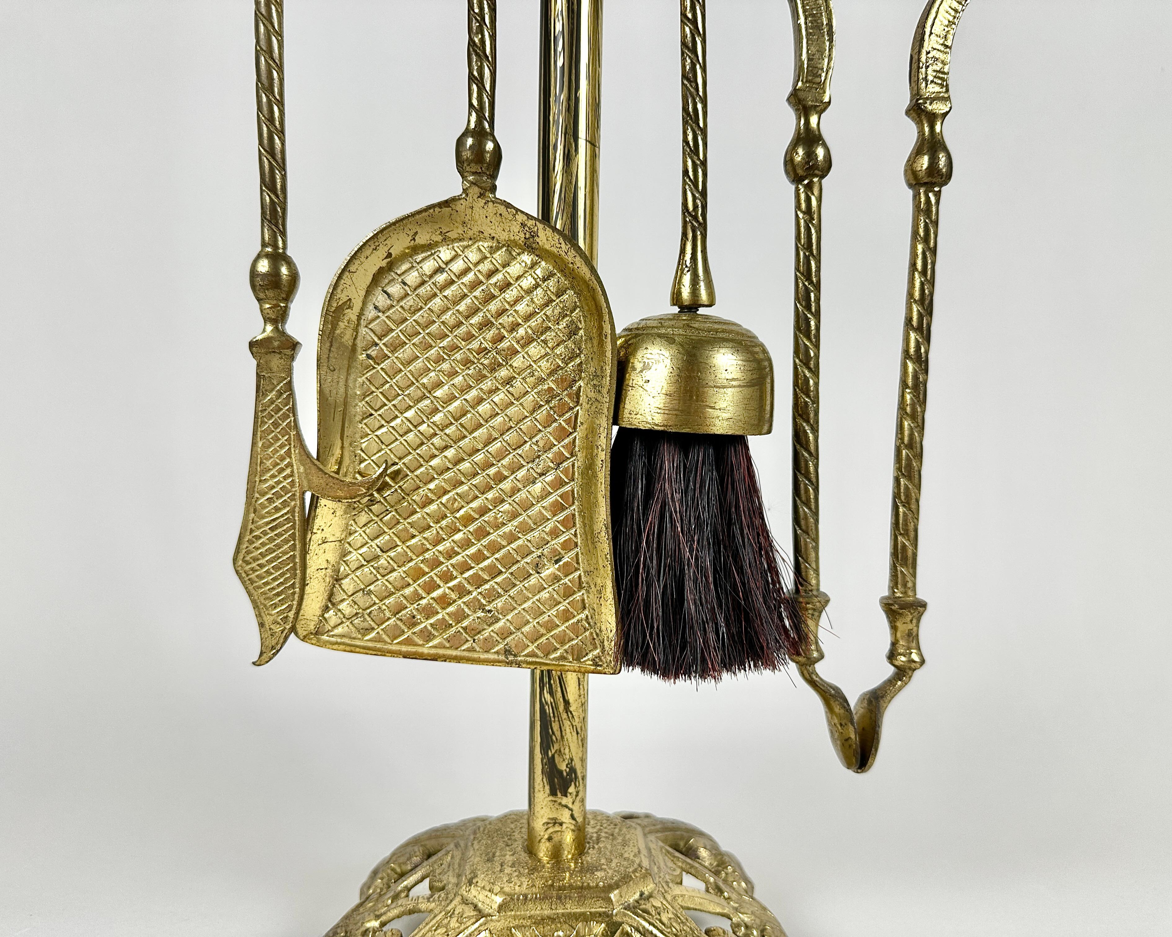 Set da caminetto in bronzo vintage: Spazzola, pala, pinze, attizzatoio In condizioni ottime in vendita a Bastogne, BE