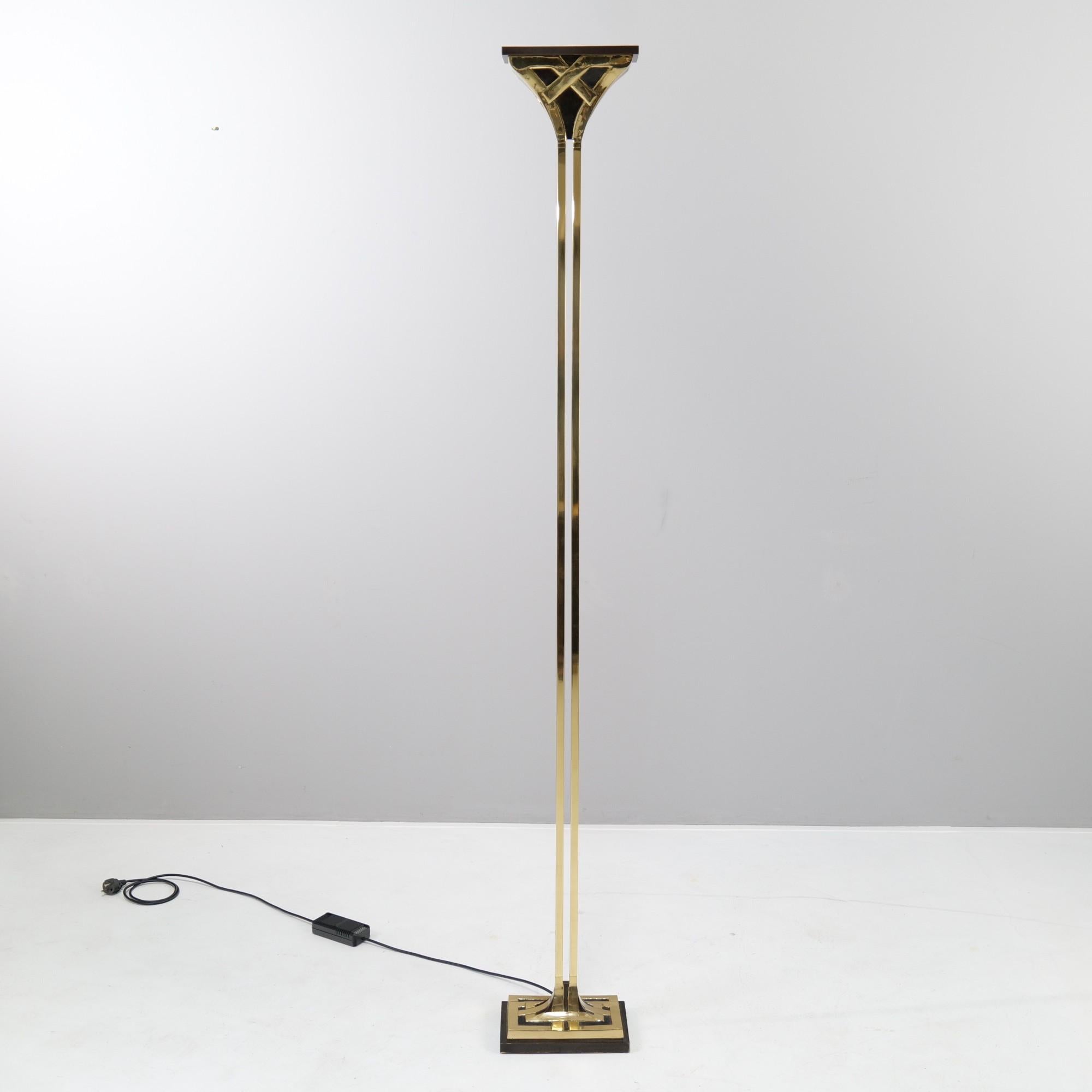 Regency Hollywood dimmable bronze floor lamp.

Good condition with slight signs of use.

The entire lamp is crafted in bronze.