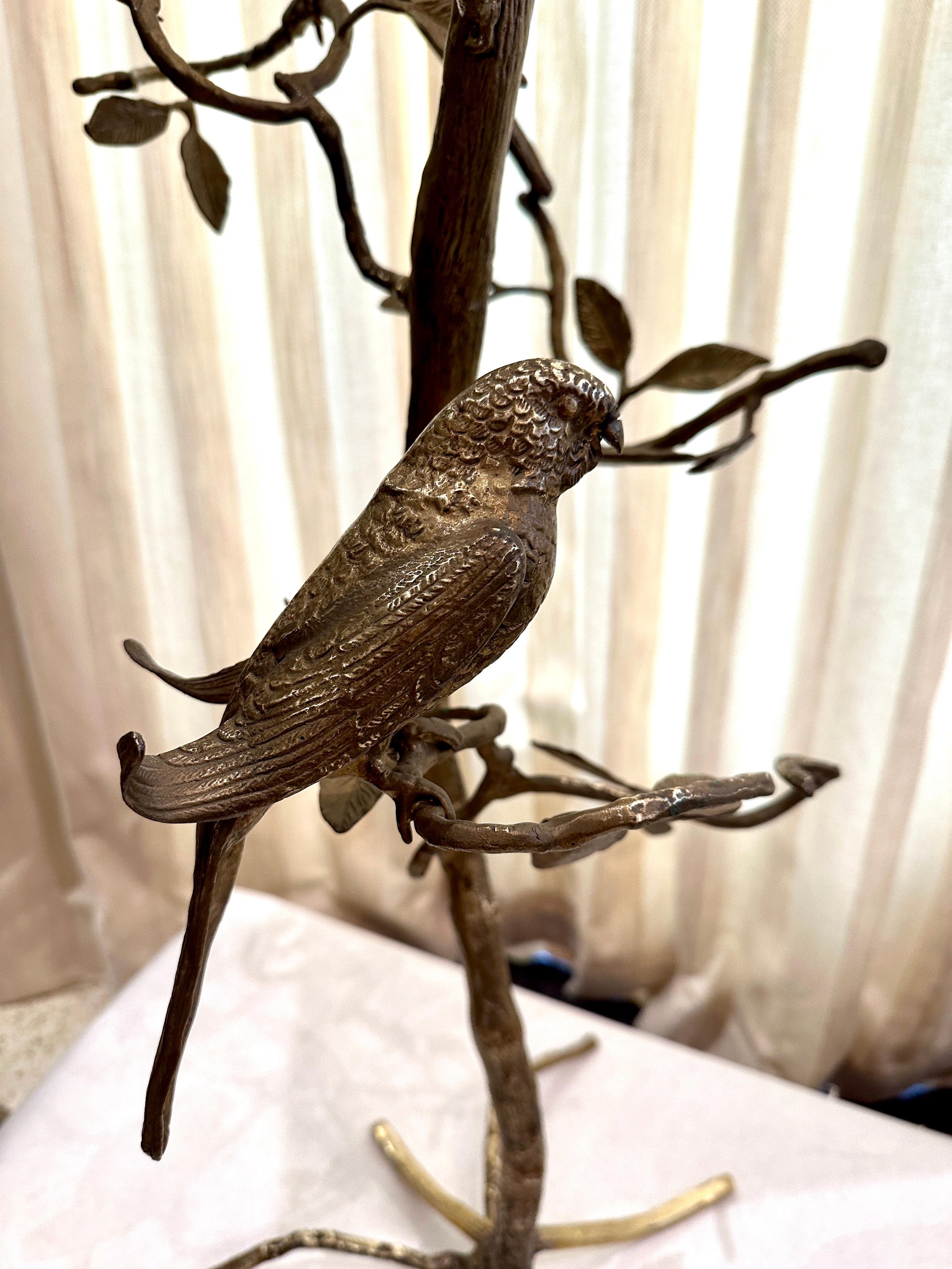 Lampadaire vintage en bronze avec perroquets sur arbre en vente 3