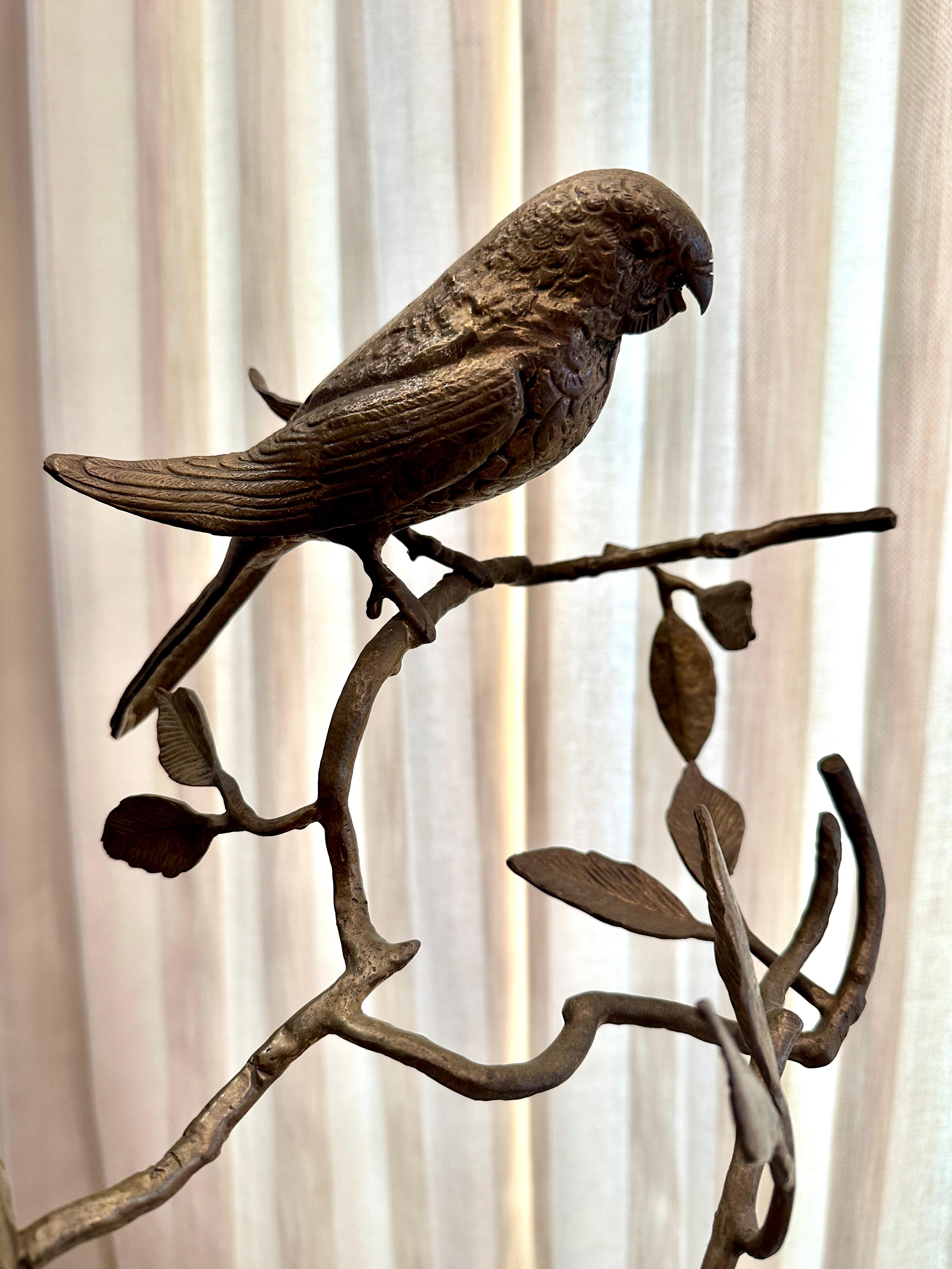 Lampadaire vintage en bronze avec perroquets sur arbre en vente 4