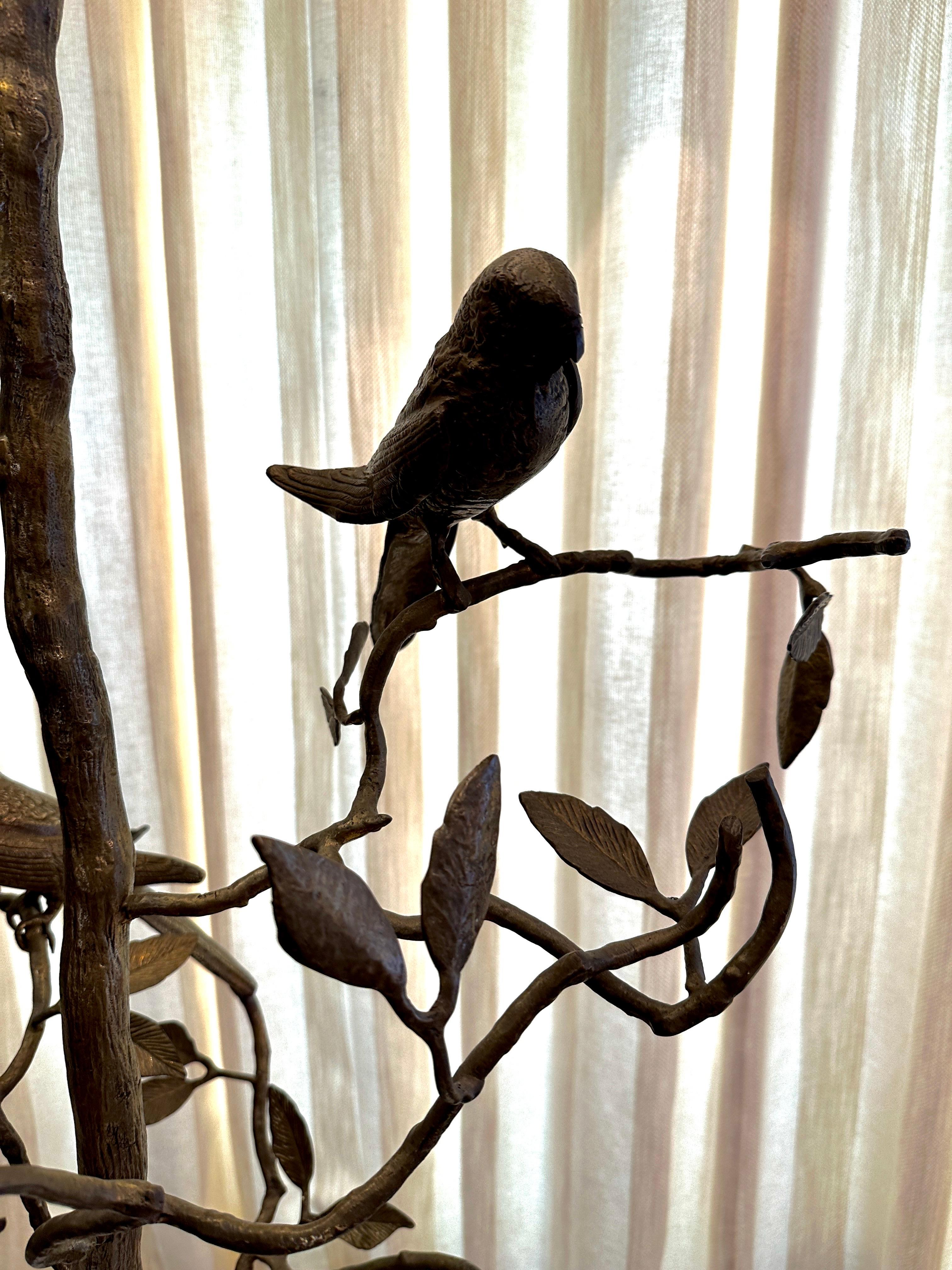 Fine XX secolo Lampada da terra vintage in bronzo con pappagalli sull'albero in vendita