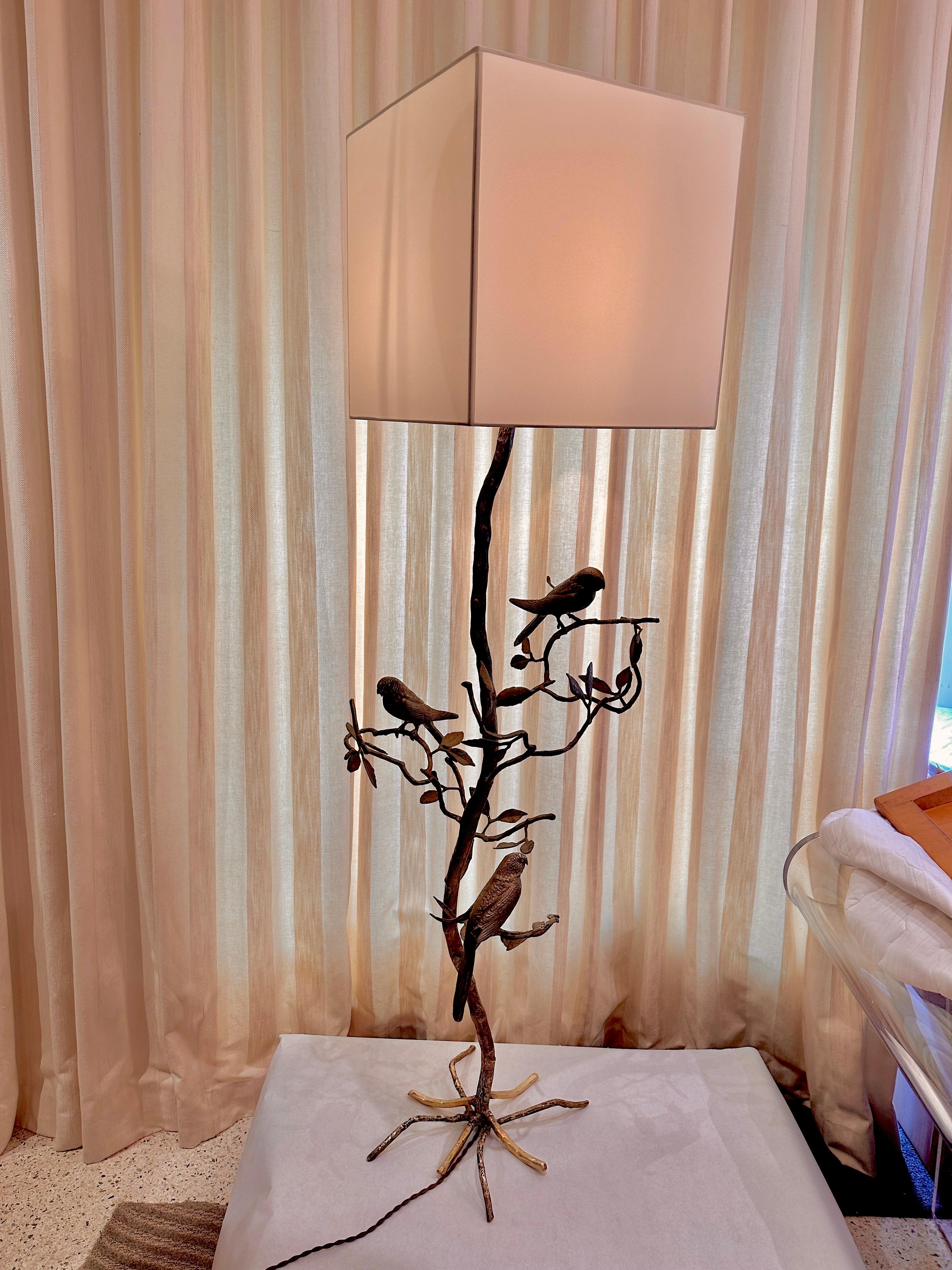 Lampadaire vintage en bronze avec perroquets sur arbre en vente 1