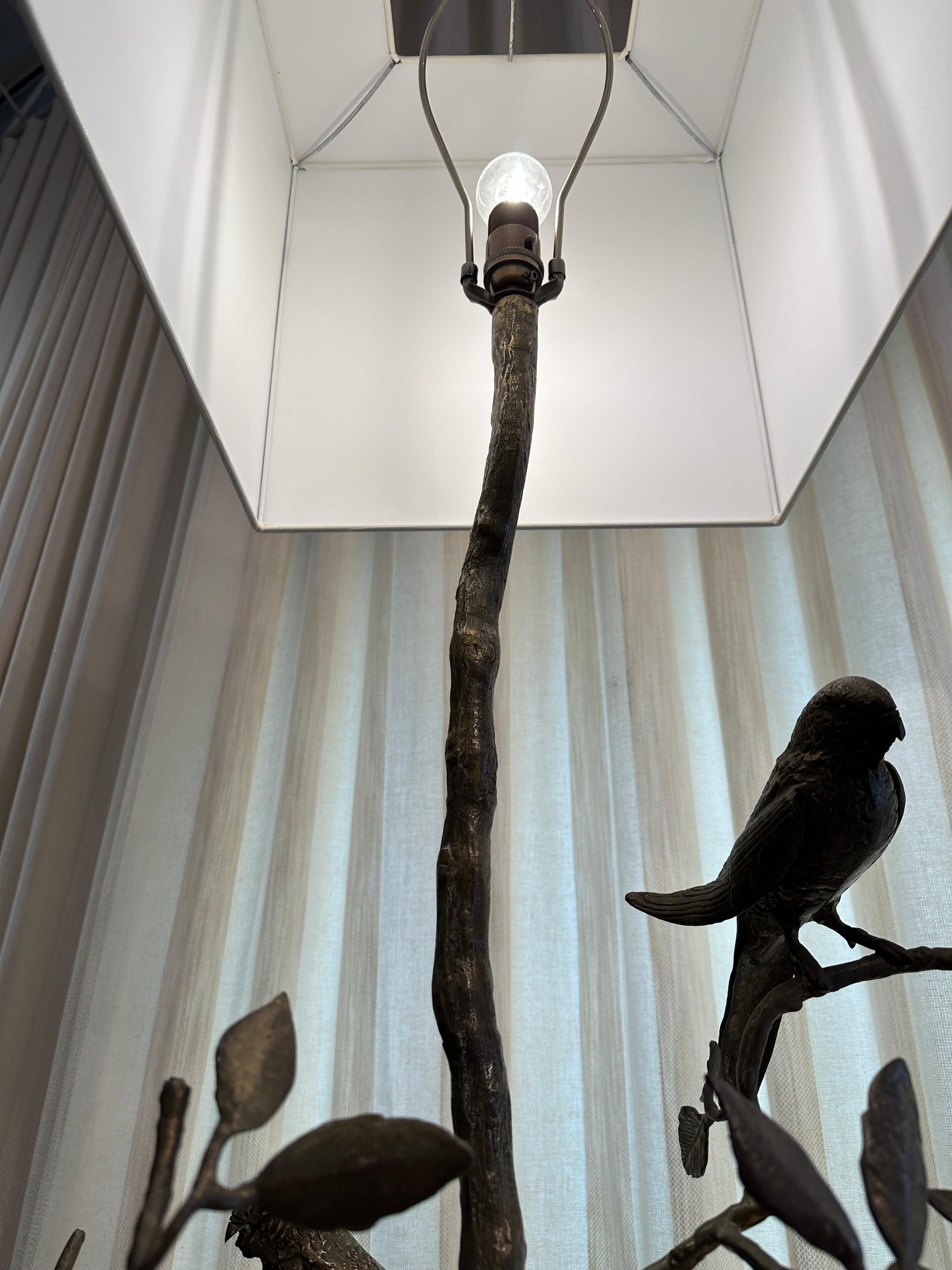 Lampadaire vintage en bronze avec perroquets sur arbre en vente 2