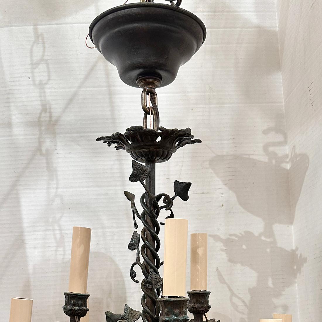 Lustre français en bronze moulé des années 1940 avec des vignes et du feuillage. Finition en bronze patiné avec 8 lampes candélabres.

Mesures :
Chute : 22.5