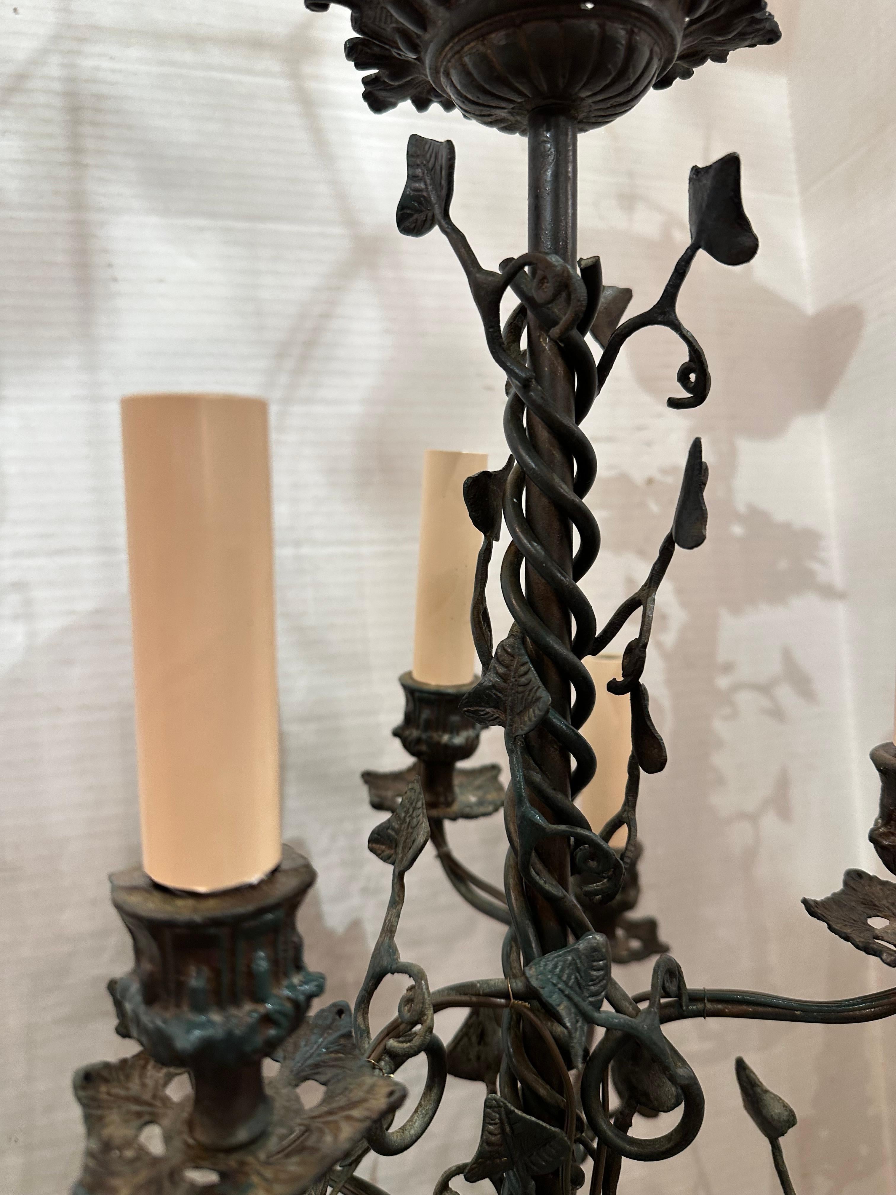 Français Lustre à feuillage en bronze vintage en vente