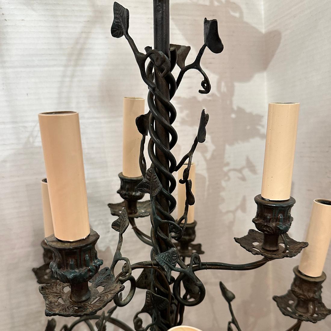 Milieu du XXe siècle Lustre à feuillage en bronze vintage en vente
