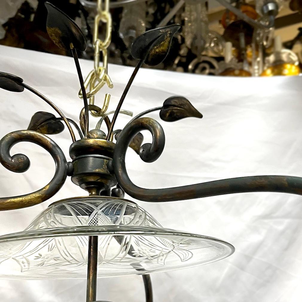 Farol italiano de bronce de hacia 1920 con acabado pintado. 3 luces interiores.

Medidas:
Caída: 36
Diámetro: 21