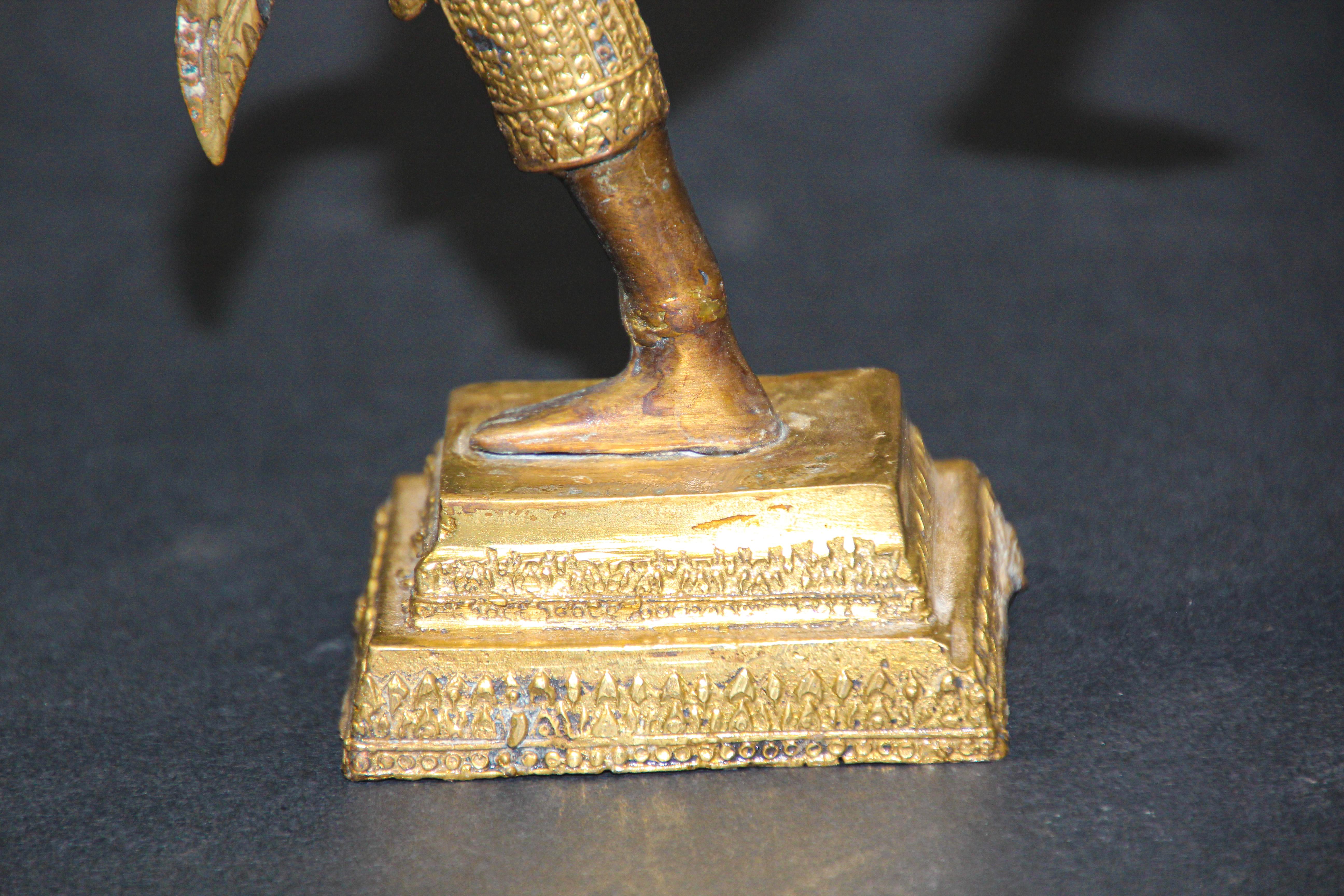 Thailändische vergoldete Bronzefigur von Prinz Rama mit einer Schleife, vergoldet (Volkskunst)