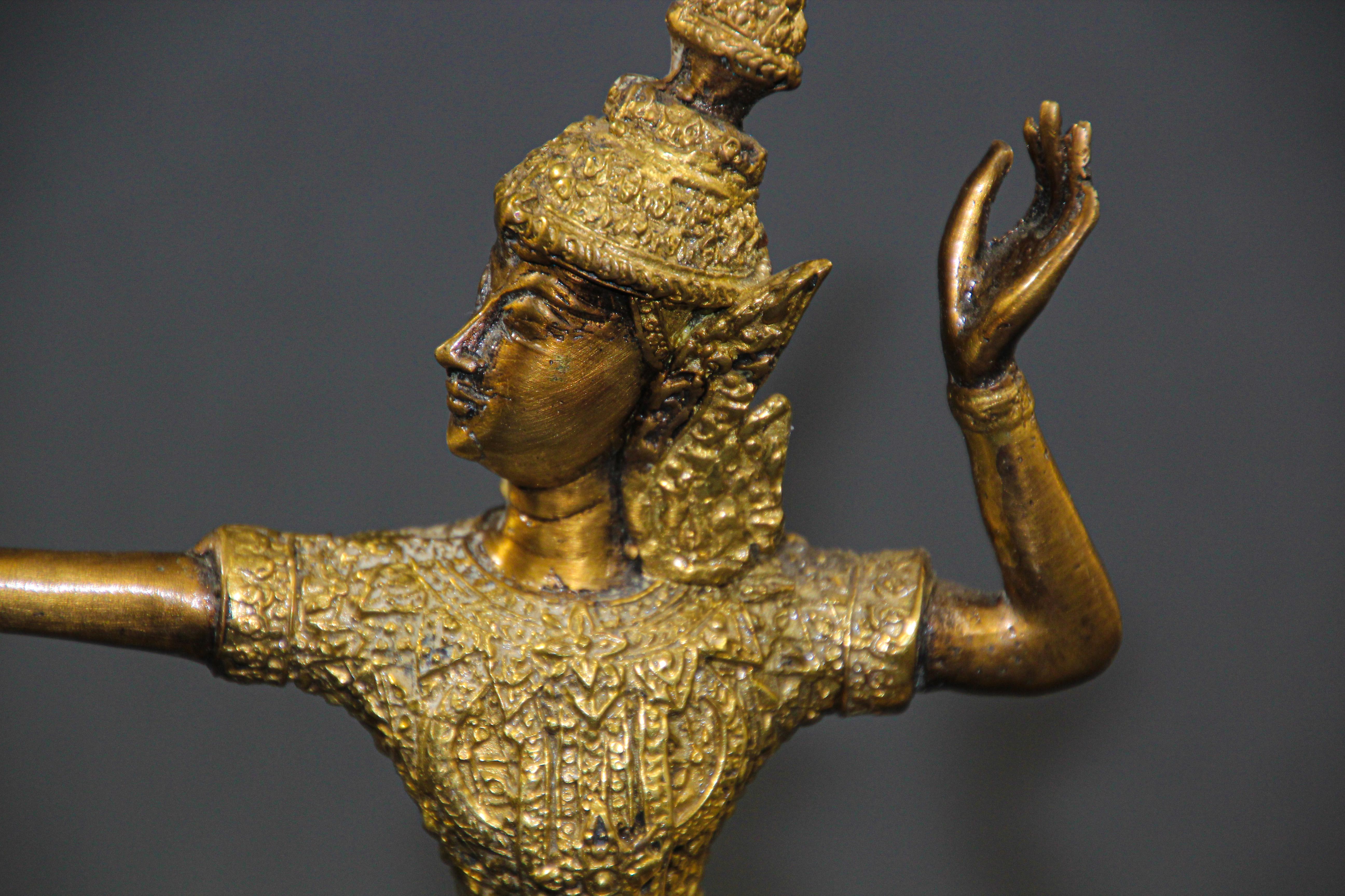 Thailändische vergoldete Bronzefigur von Prinz Rama mit einer Schleife, vergoldet im Zustand „Gut“ in North Hollywood, CA