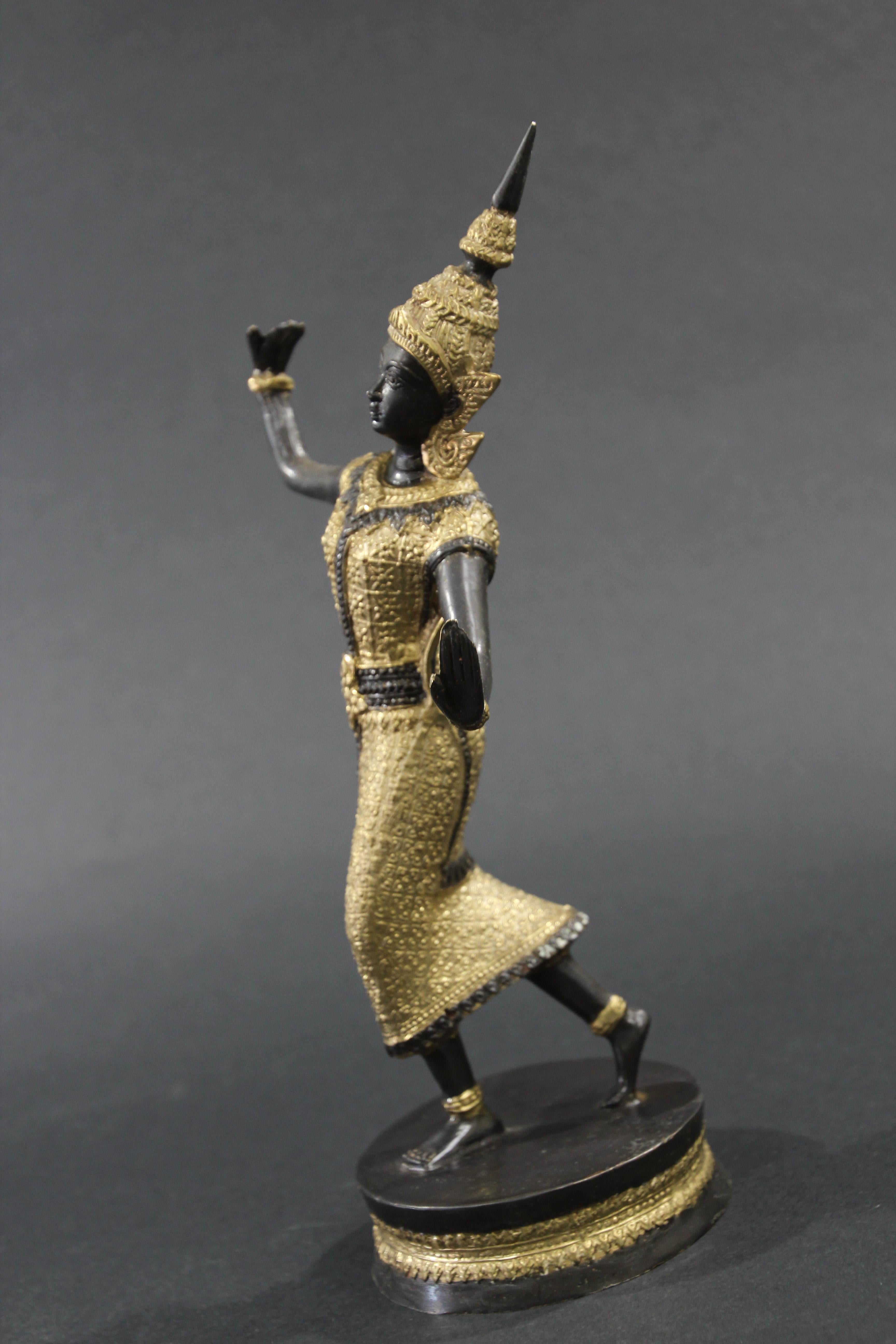 Vergoldete thailändische Teppanom- Tempelschutz-Tänzer-Statue-Skulptur aus Bronze, Vintage im Angebot 2