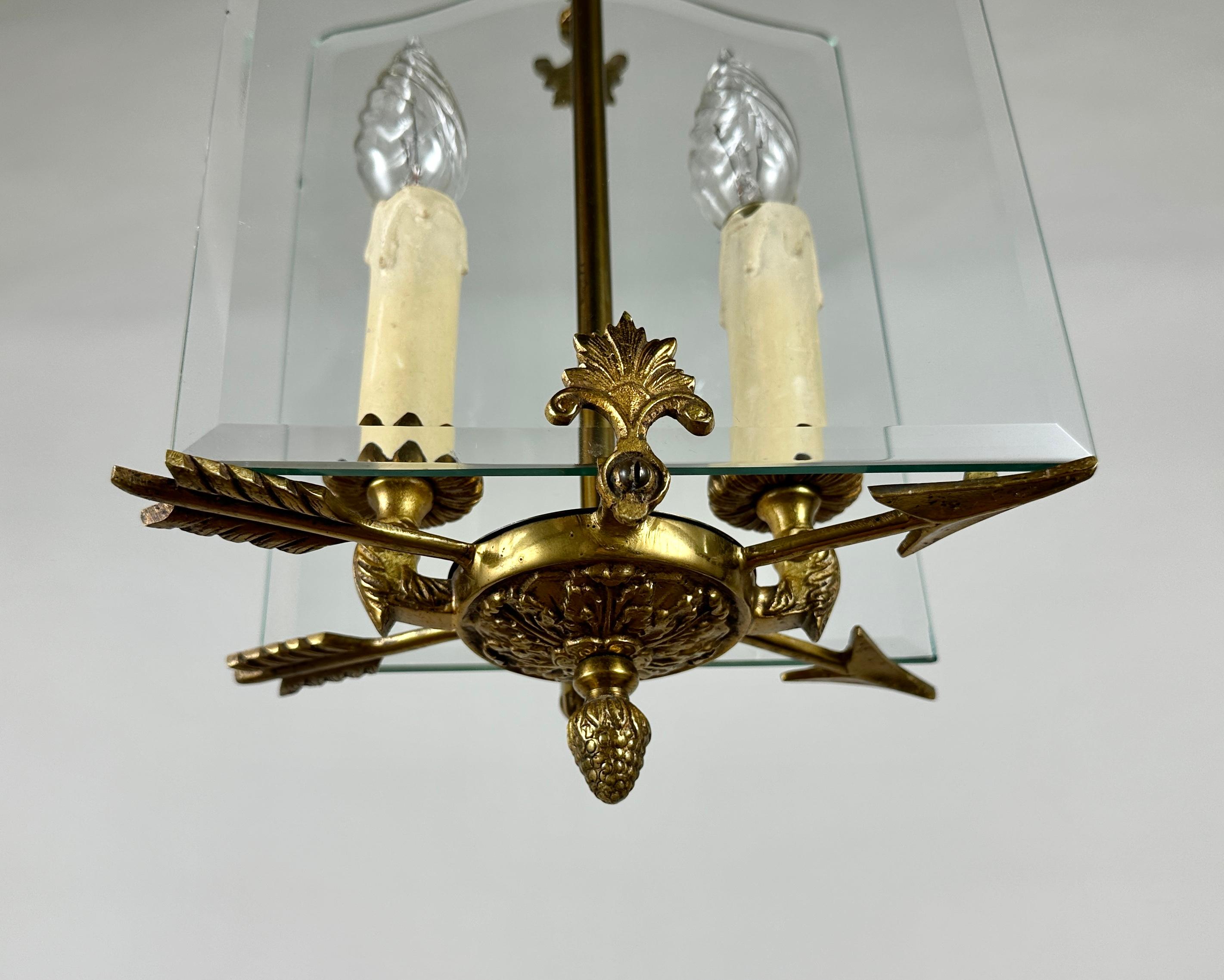 Il lampadario a lanterna Vintage, un pezzo davvero unico che promette di infondere alla tua casa il fascino del vecchio mondo e un caratteristico senso della storia.

Realizzata in una splendida combinazione di bronzo ricco e delicati pannelli di