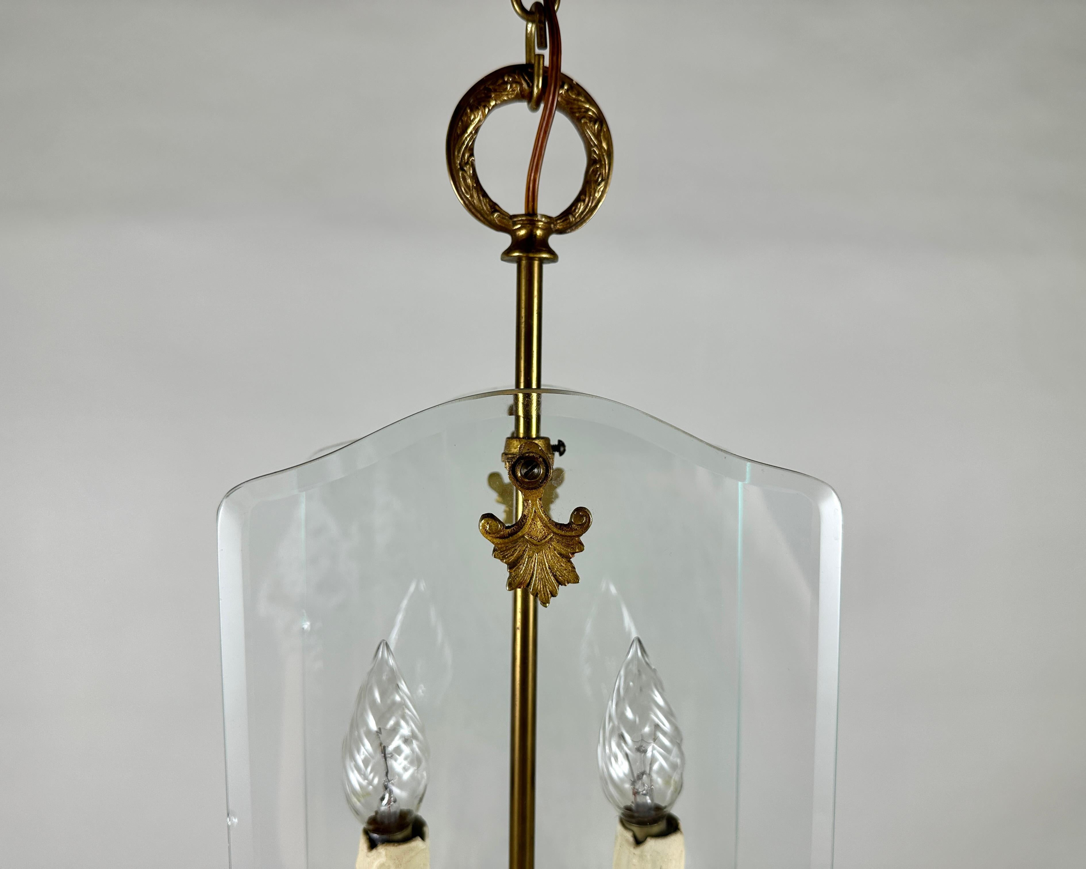 Francese Lampadario a lanterna in bronzo e vetro vintage  Lampada a sospensione per ingresso, Francia, anni '50 in vendita