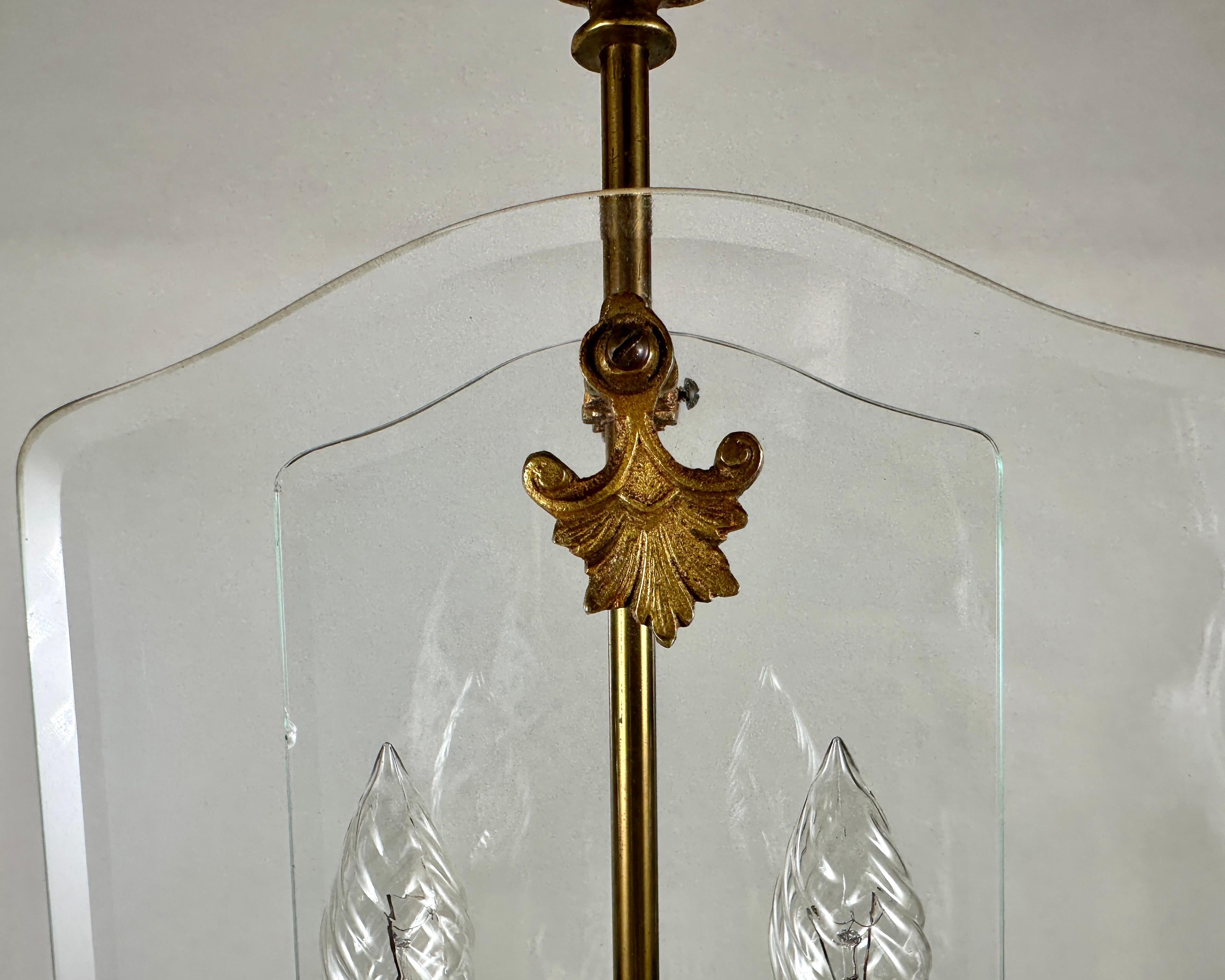 Lampadario a lanterna in bronzo e vetro vintage  Lampada a sospensione per ingresso, Francia, anni '50 In condizioni buone in vendita a Bastogne, BE