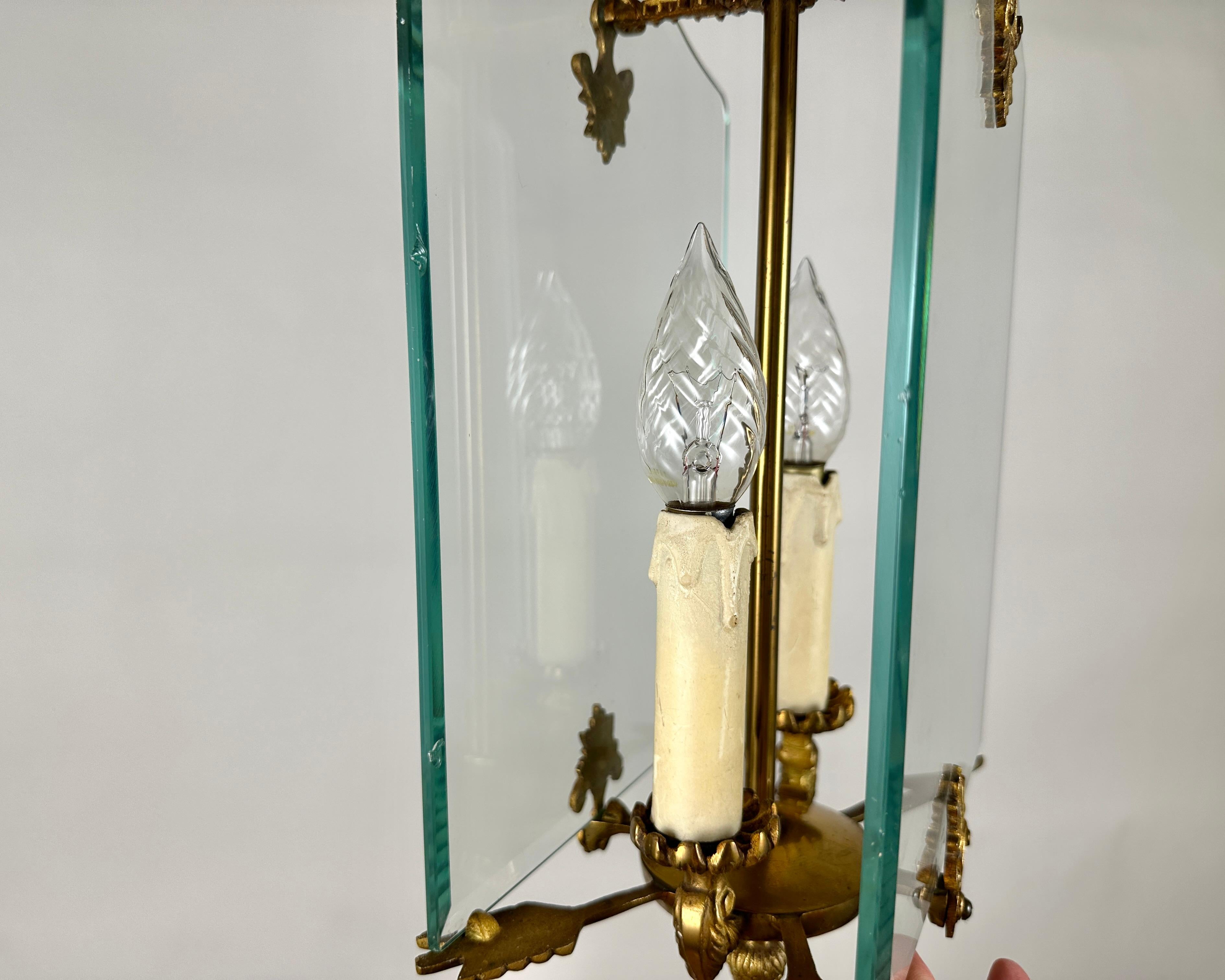 Metà XX secolo Lampadario a lanterna in bronzo e vetro vintage  Lampada a sospensione per ingresso, Francia, anni '50 in vendita