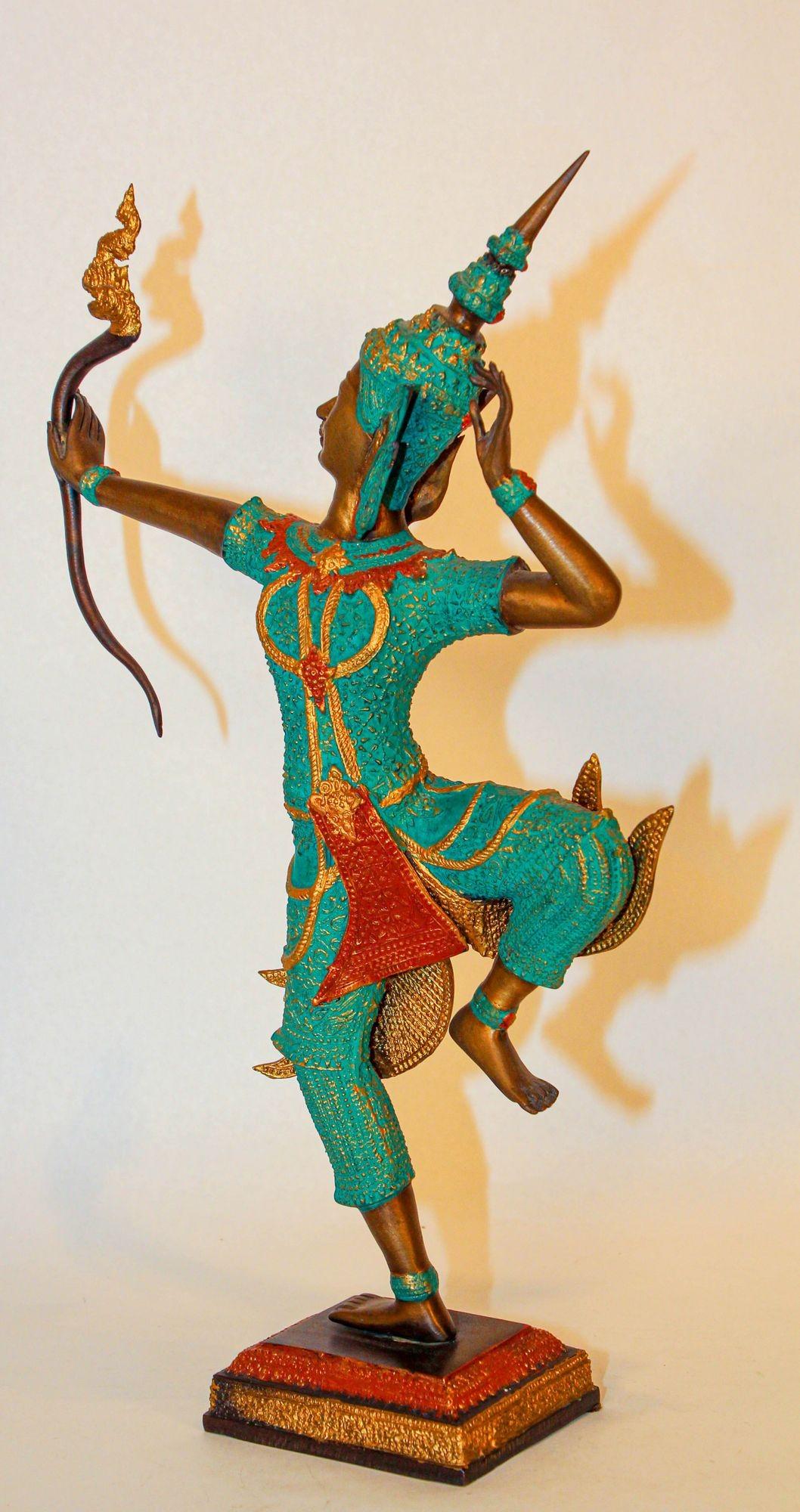 Vintage Bronzestatue in Gold und Grün von Prinz Rama, der einen Pfeil abschießt.
Die große Bronzeskulptur zeigt Lord Rama, eine verehrte Figur der Hindu-Mythologie, majestätisch stehend mit kraftvollem und anmutigem Auftreten.
Die mit viel Liebe zum