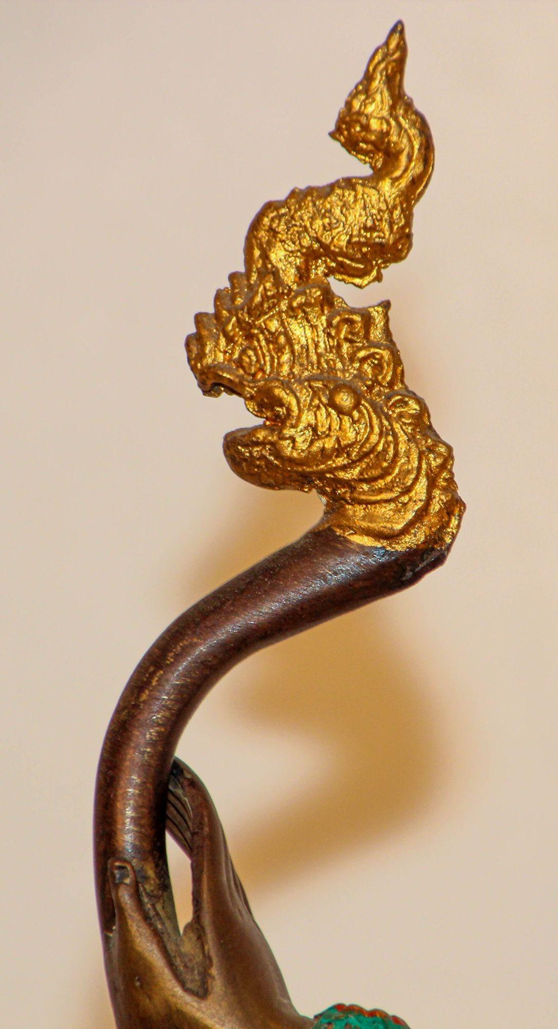 Vintage Bronze Gold und Grün Thai Figur von Prince Rama mit einer Schleife (20. Jahrhundert) im Angebot