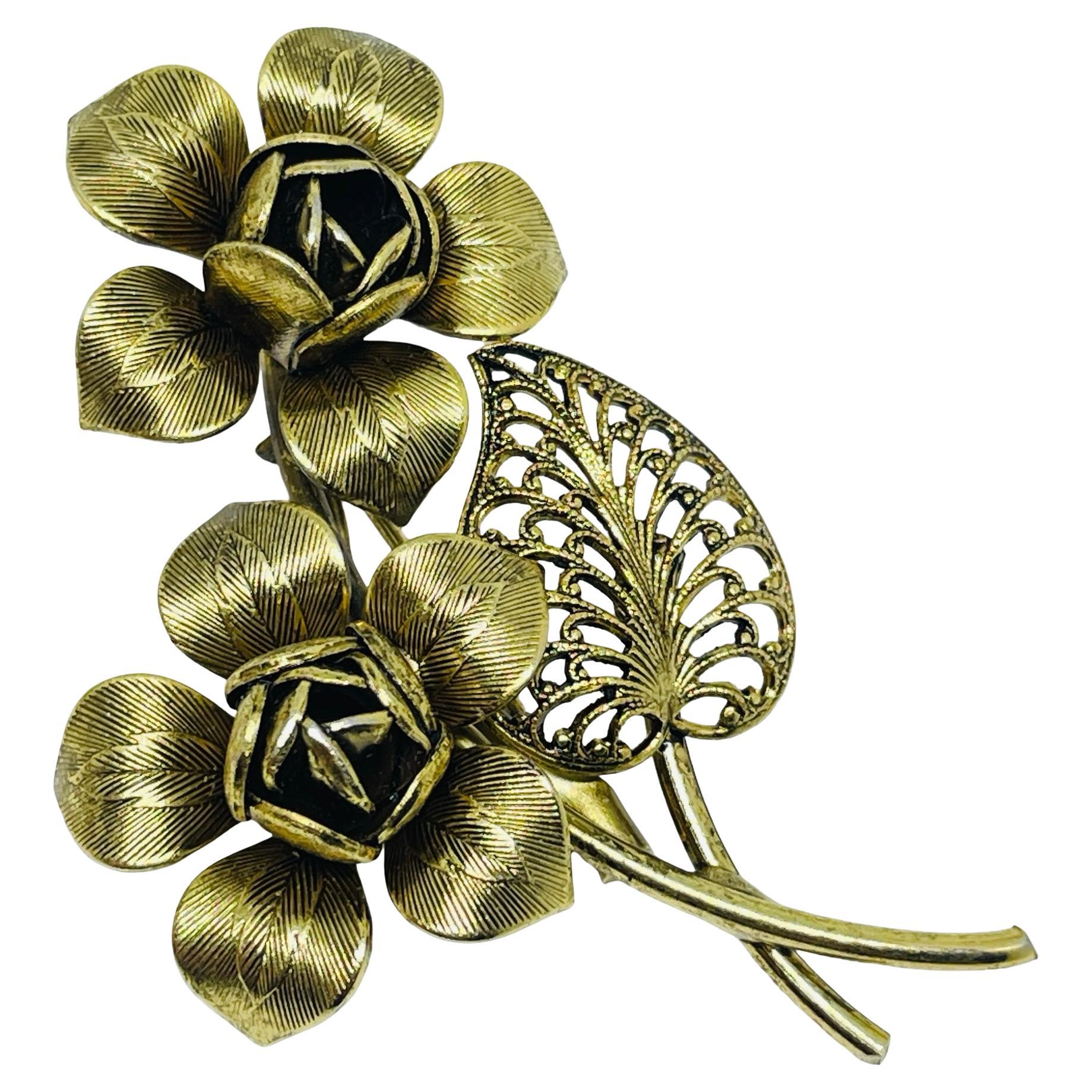 Broche vintage en bronze doré avec fleur de designer
