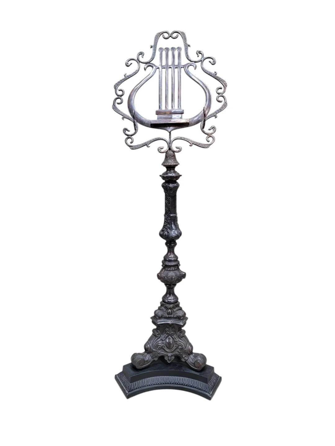 Leggio d'epoca in bronzo patinato in stile gotico di Maitland Smith

Questo leggio d'epoca in bronzo patinato in stile gotico di Maitland Smith è uno straordinario mix di arte e funzionalità. Ideale per musicisti, oratori o come pezzo da esposizione