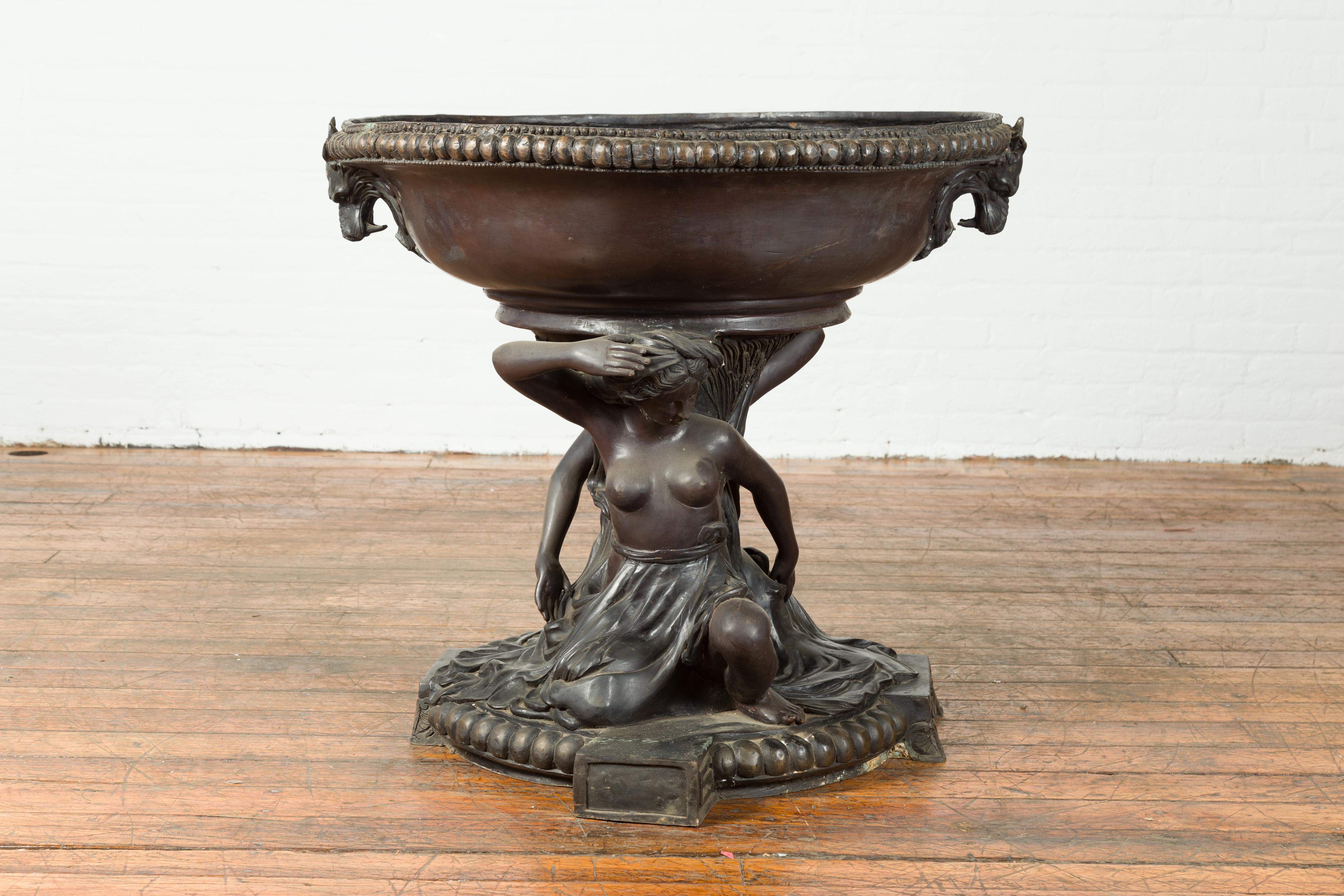 Allégorie de la jardinière d'été de style gréco-romain en bronze vintage avec patine foncée en vente 3