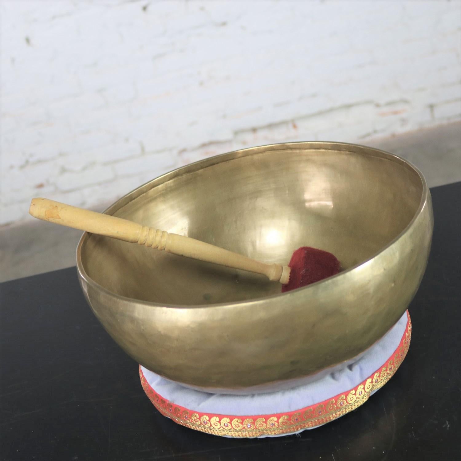 Handgefertigte Vintage-Sing-Schale oder Ständerschale aus Bronze mit Mallet auf Kissen (Chinesischer Export) im Angebot