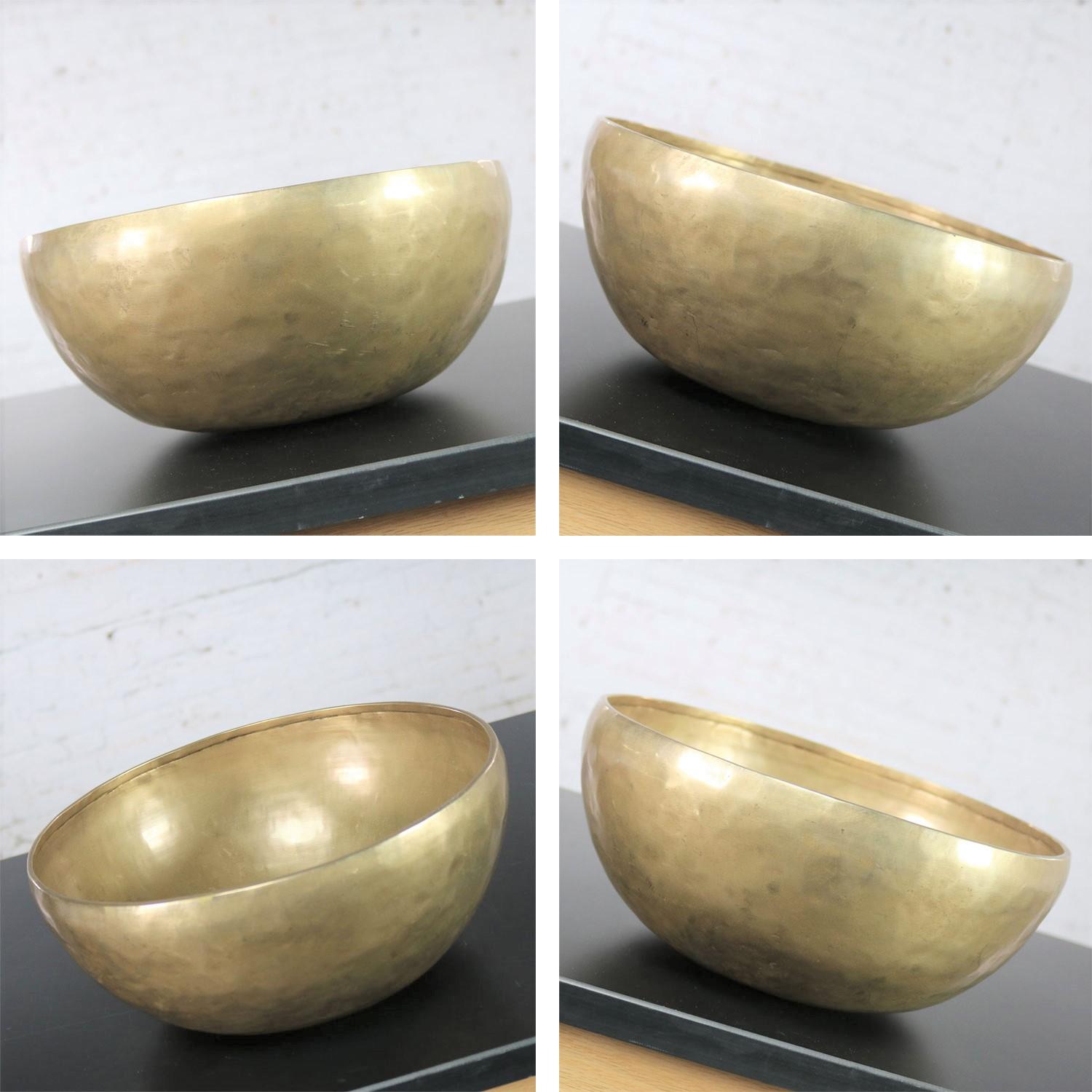 Vintage Bronze Handmade Singing Bowl or Standing Bowl with Mallet on Pillow in vendita 1