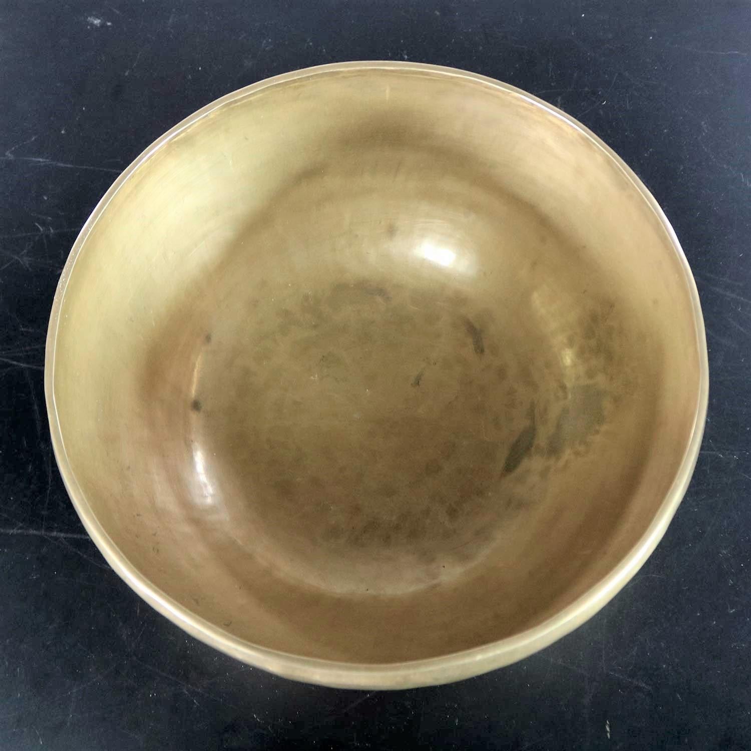 Vintage Bronze Handmade Singing Bowl or Standing Bowl with Mallet on Pillow in vendita 3